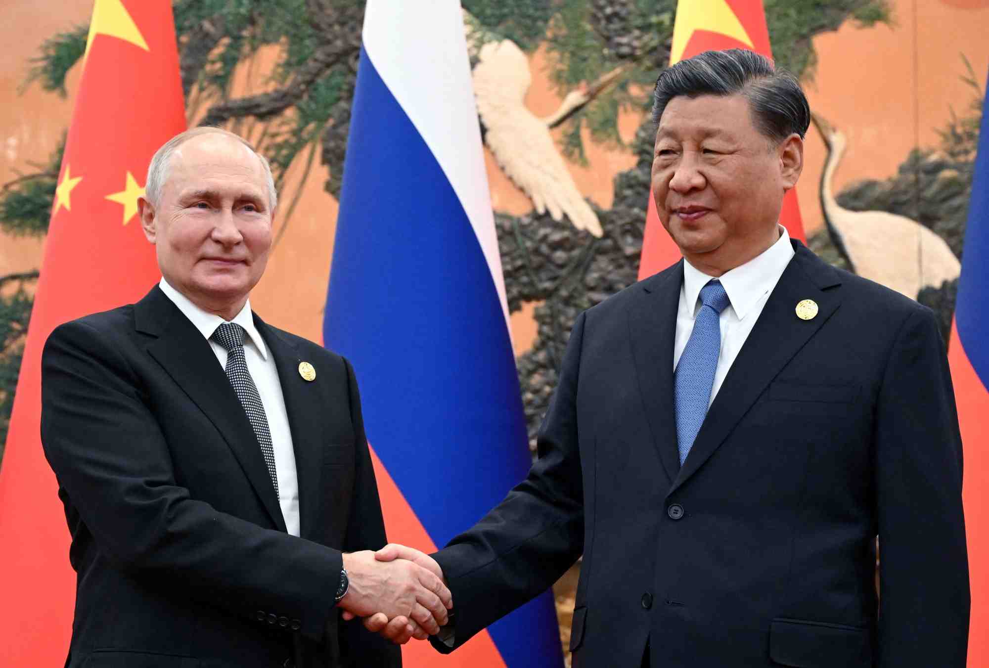 Le president russe vladimir poutine serre la main avec le president chinois xi jinping a pekin, en chine