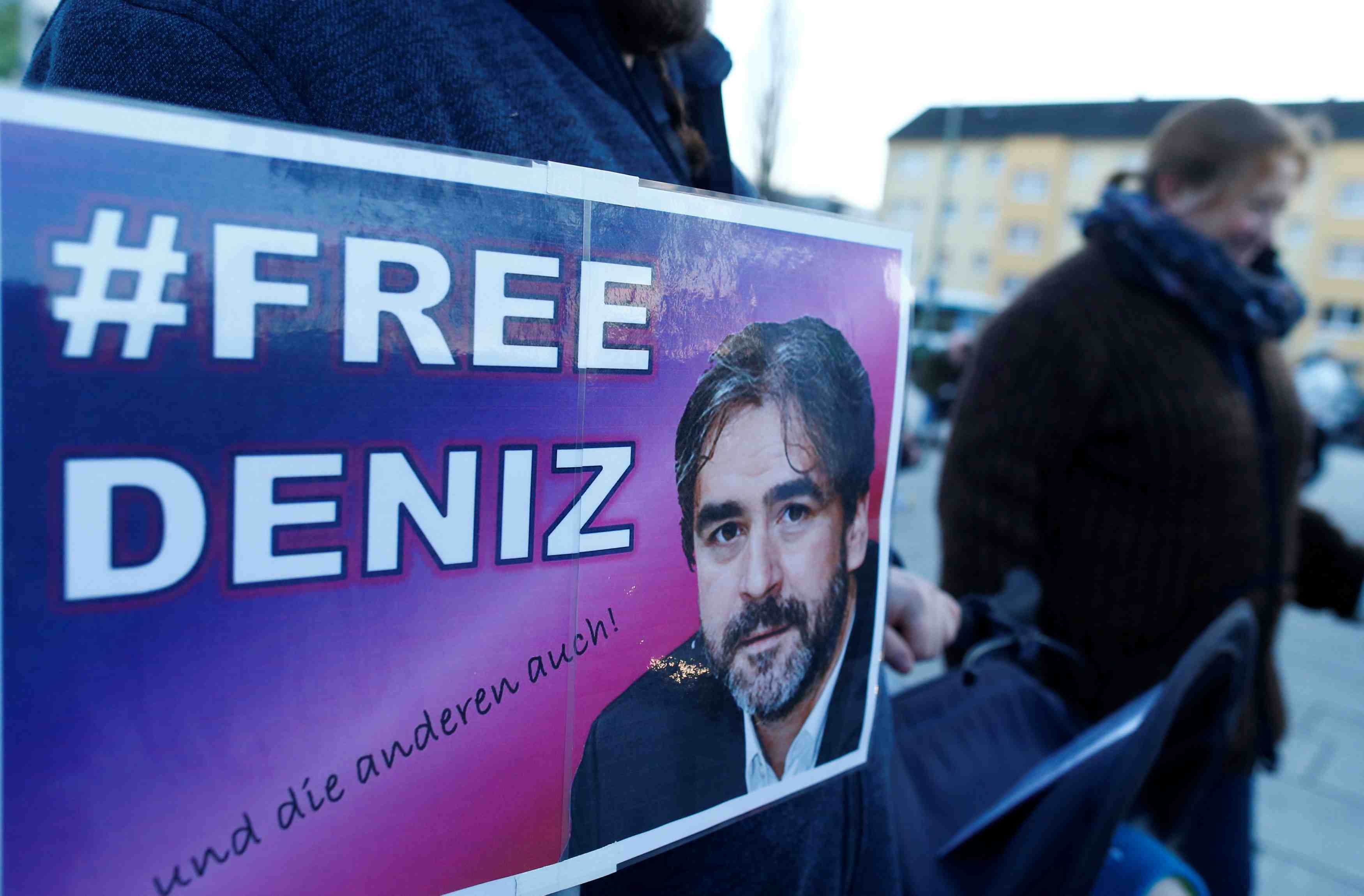 Le journaliste germano-turc deniz yucel remis en liberte
