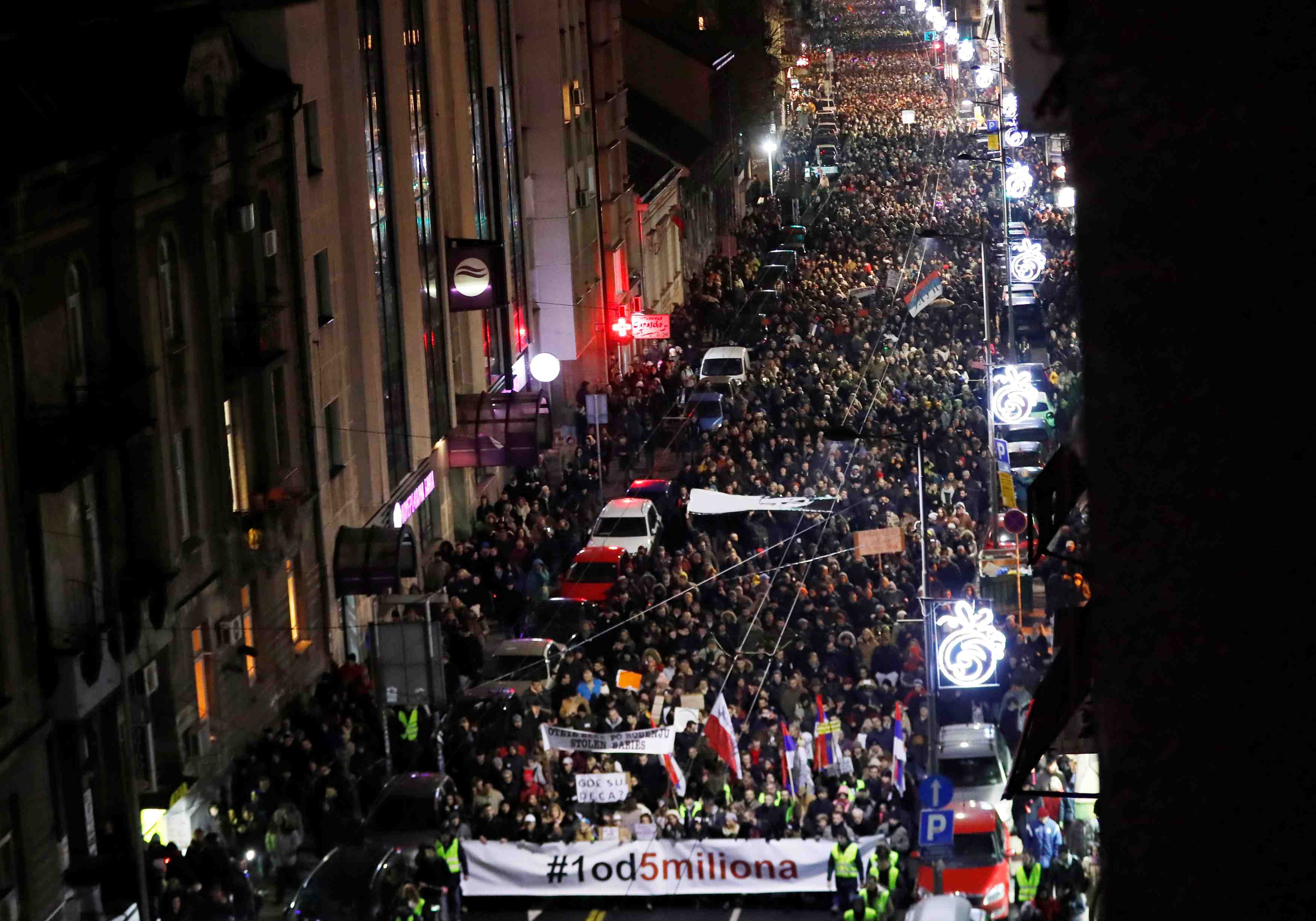Plus de 10.000 manifestants a belgrade contre le president serbe