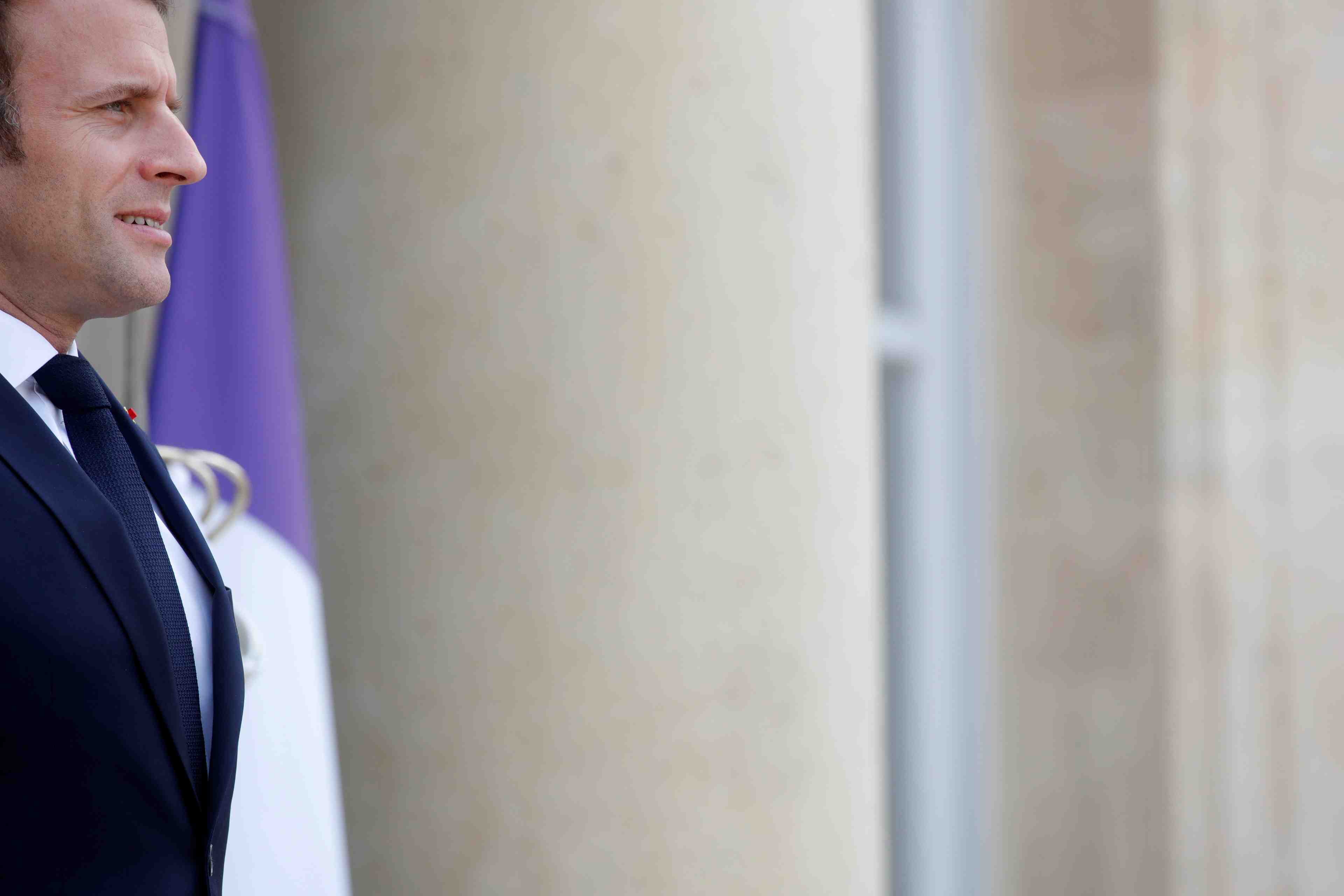 Macron promet d'agir face aux violences policieres contre la presse