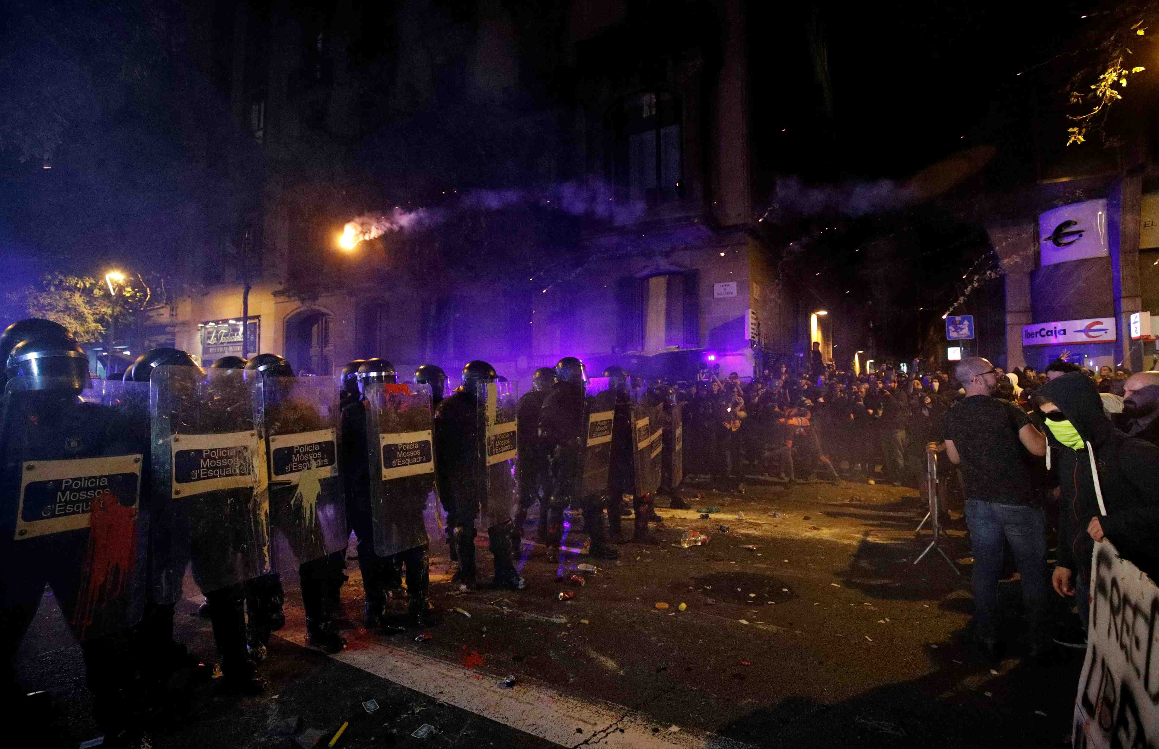 Nouveaux heurts a barcelone entre police et manifestants separatistes