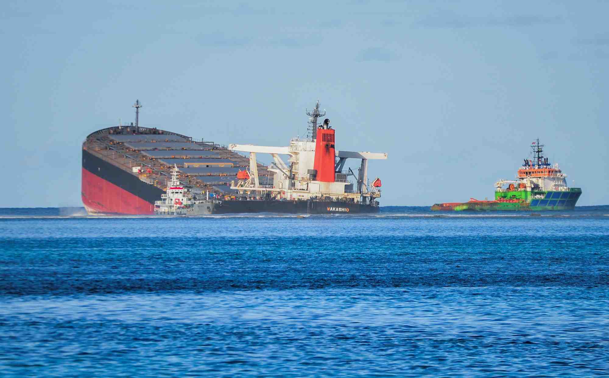 Maree noire a l'ile maurice: le mazout encore a bord du wakashio recupere