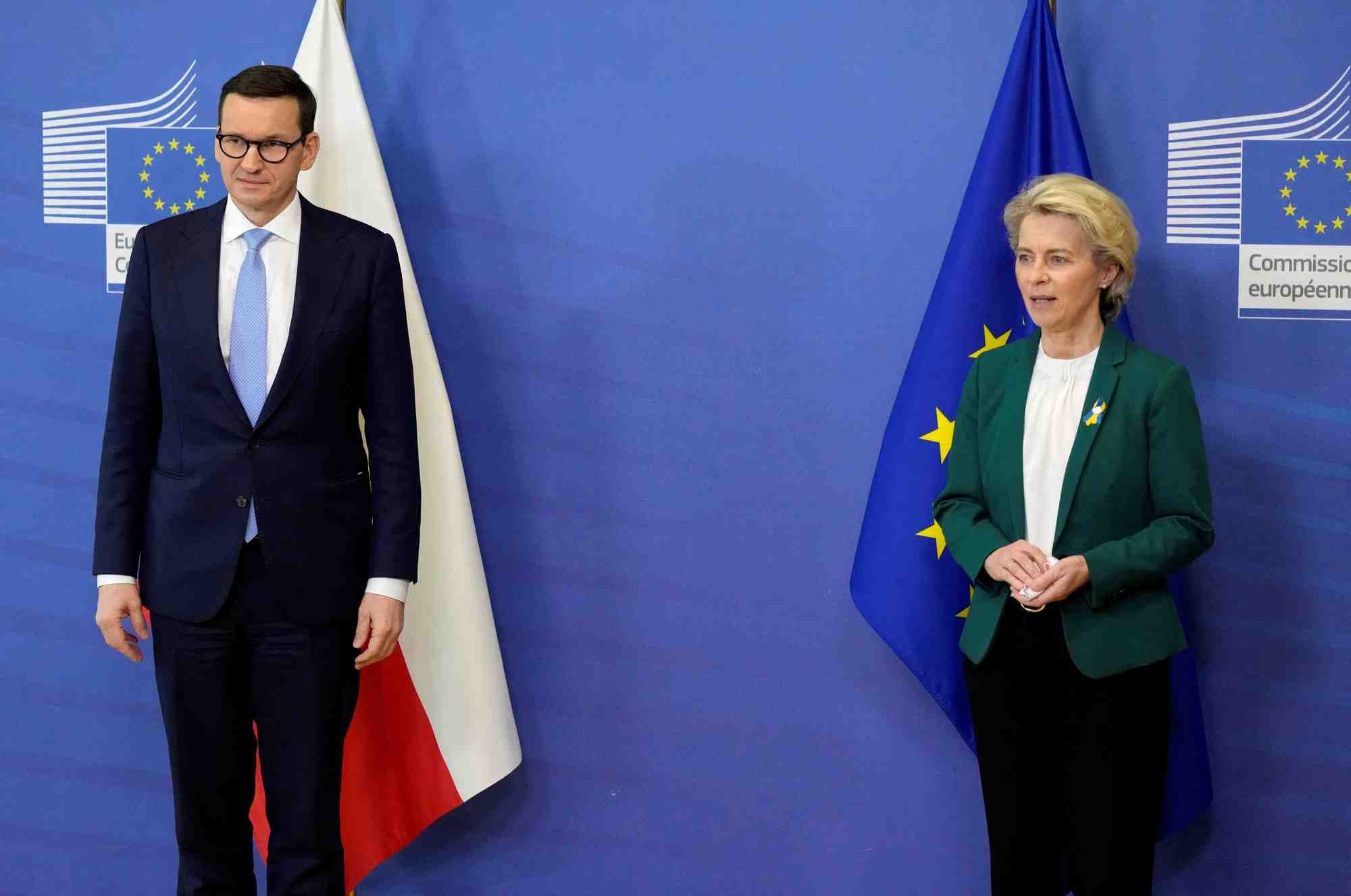 La presidente de la commission europeenne ursula von der leyen et le premier ministre polonais mateusz morawiecki