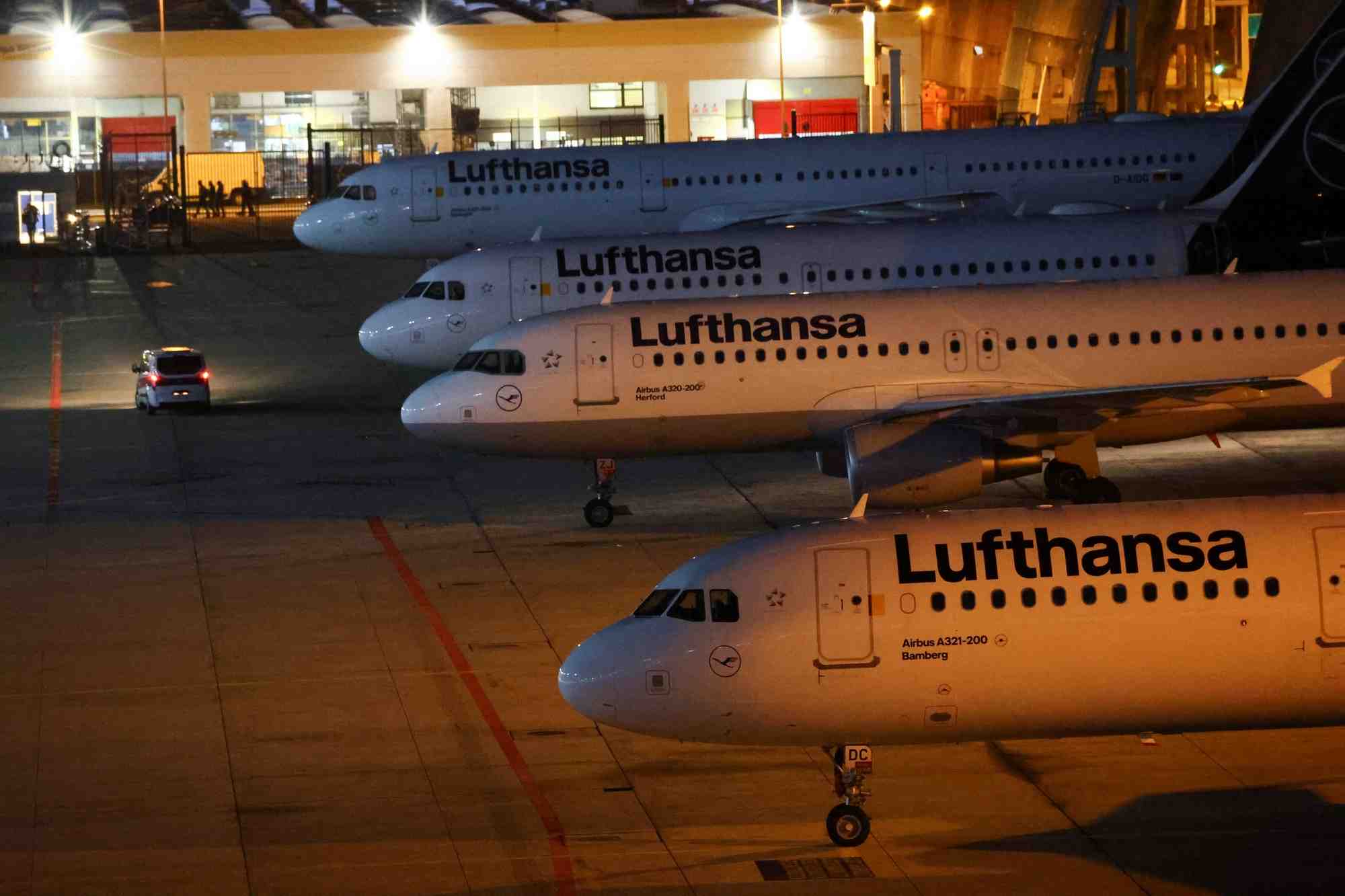 Des avions stationnes a l'aeroport de francfort, en allemagne