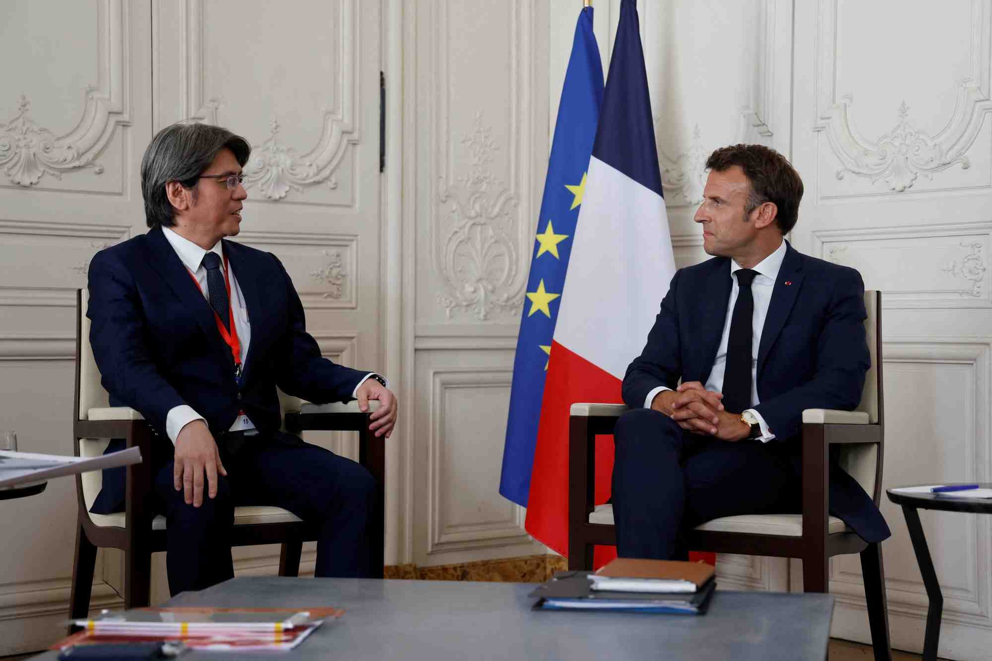 Le president francais emmanuel macron s'entretient avec le pdg de prologium vincent yang