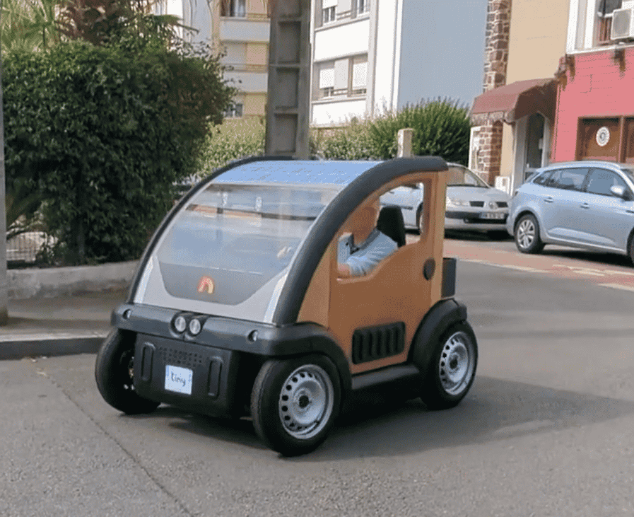 Avec son design épuré et ses équipements minimalistes, la Tiny doit en principe être commercialisée en 2025.