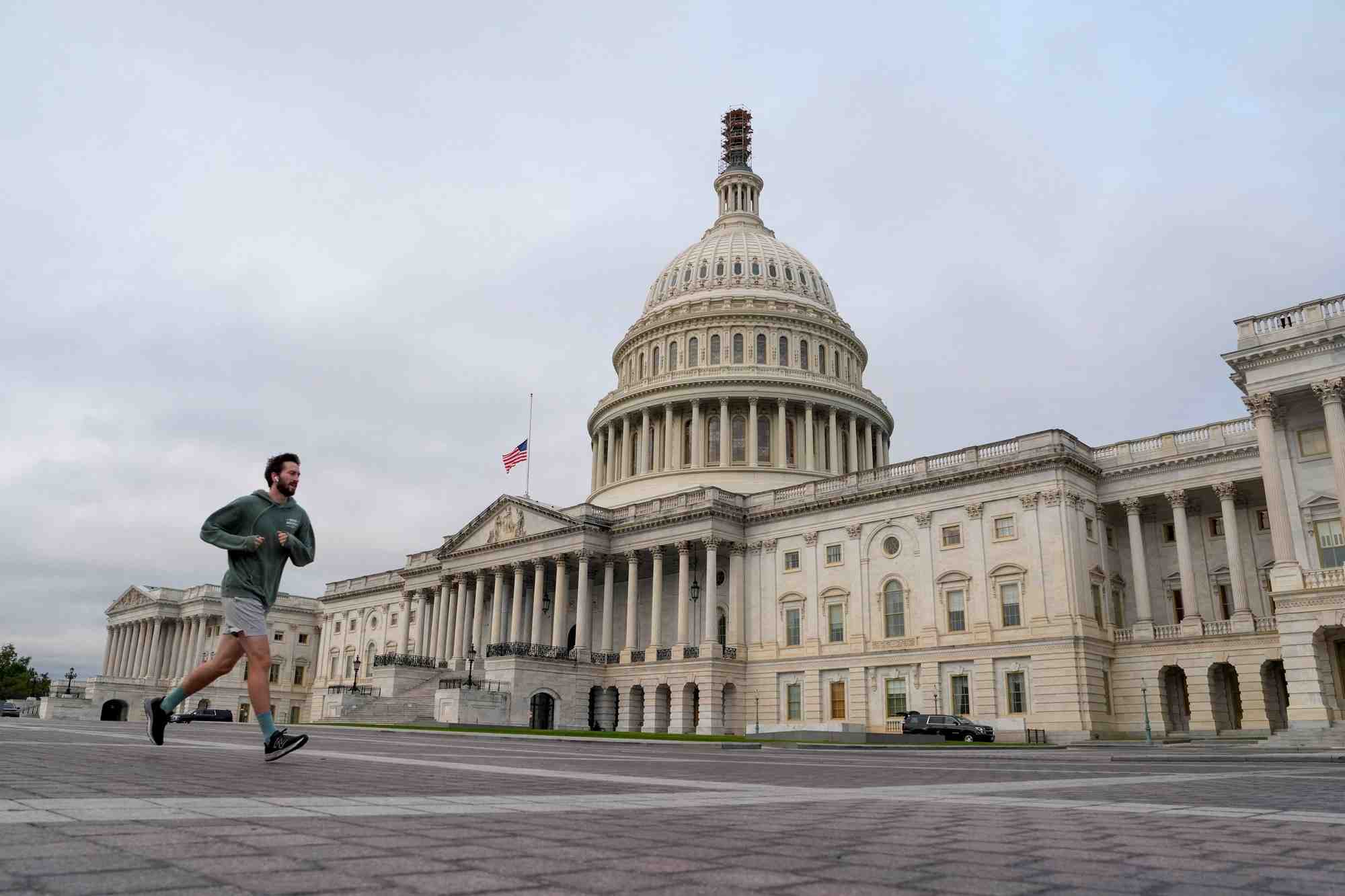 Photo d'archives: un jogger court devant le capitole des etats-unis, a washington