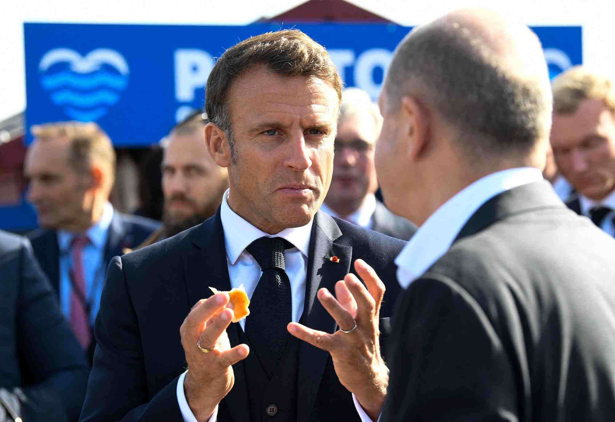 Olaf scholz et emmanuel macron lors d'une reunion gouvernementale a hambourg