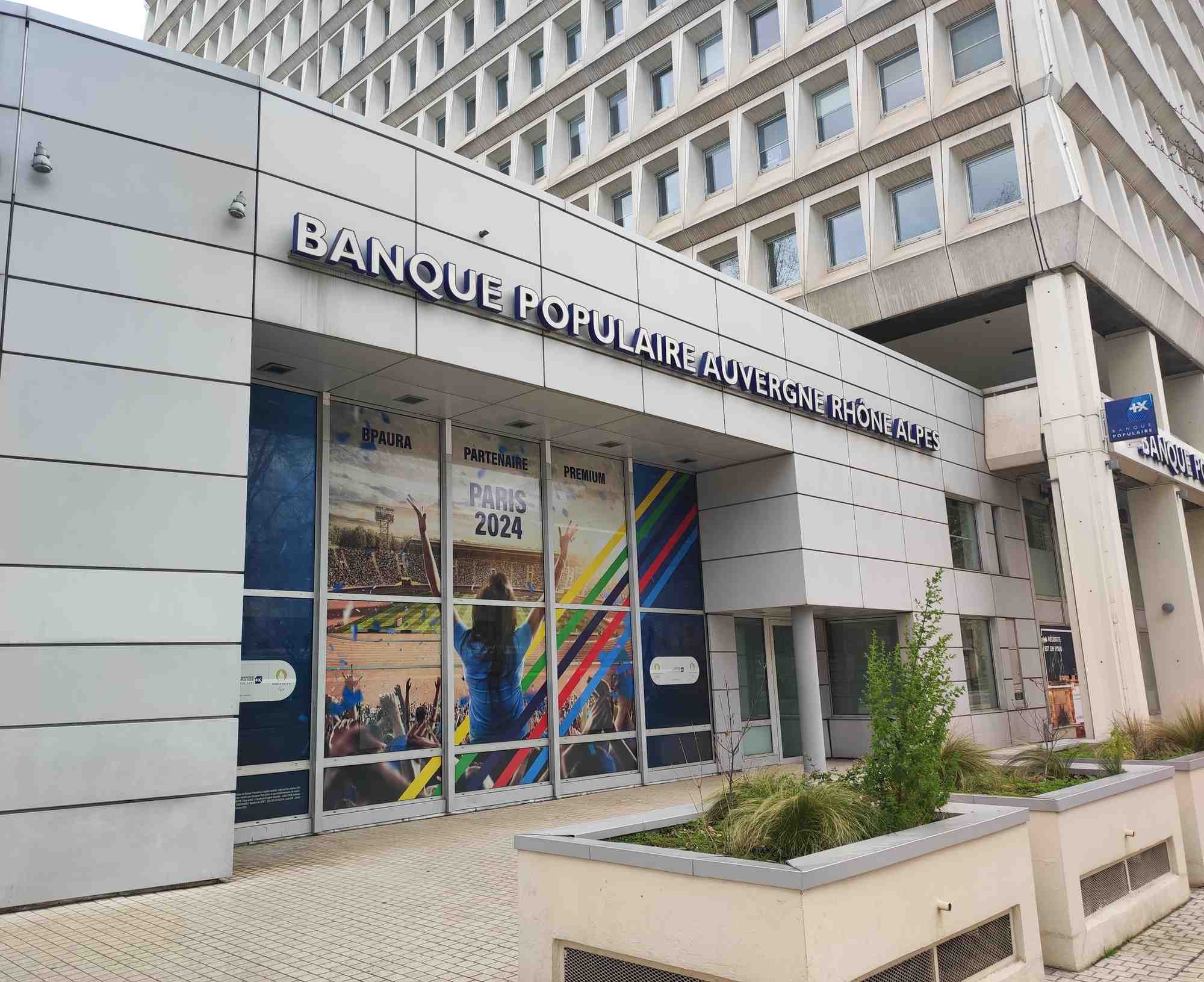 En 2024, la Banque Populaire Auvergne-Rhône-Alpes, a réalisé une belle performance. La Banque des Transitions énergétiques prouve, quant à elle, l'intérêt des clients pour une épargne responsable finançant des projets locaux.