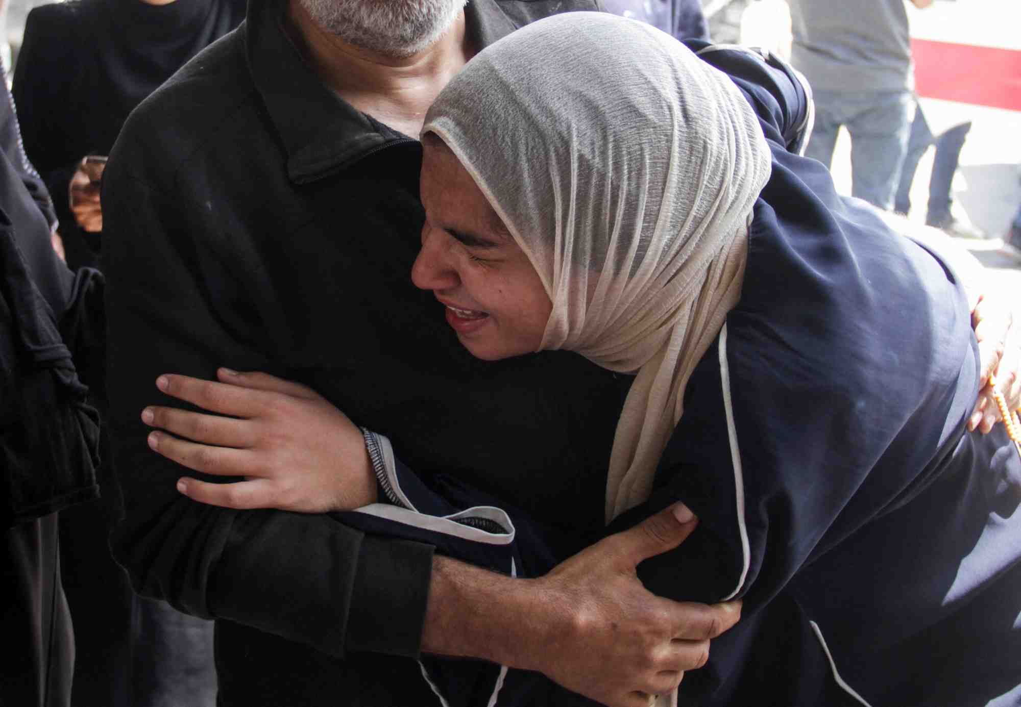 Une femme reagit a la suite d'une frappe israelienne dans la ville de gaza