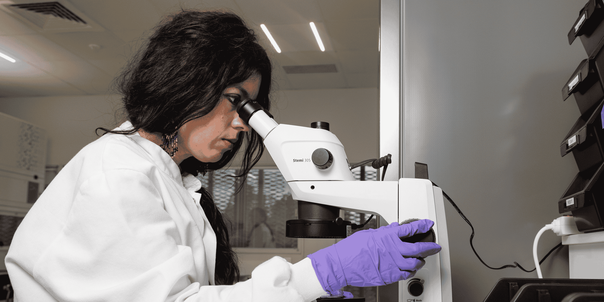 La France consacre environ 17% à la recherche en biologie-santé, contre 35% à 40% pour les pays européens voisins et jusqu'à 50% pour le Royaume-Uni.