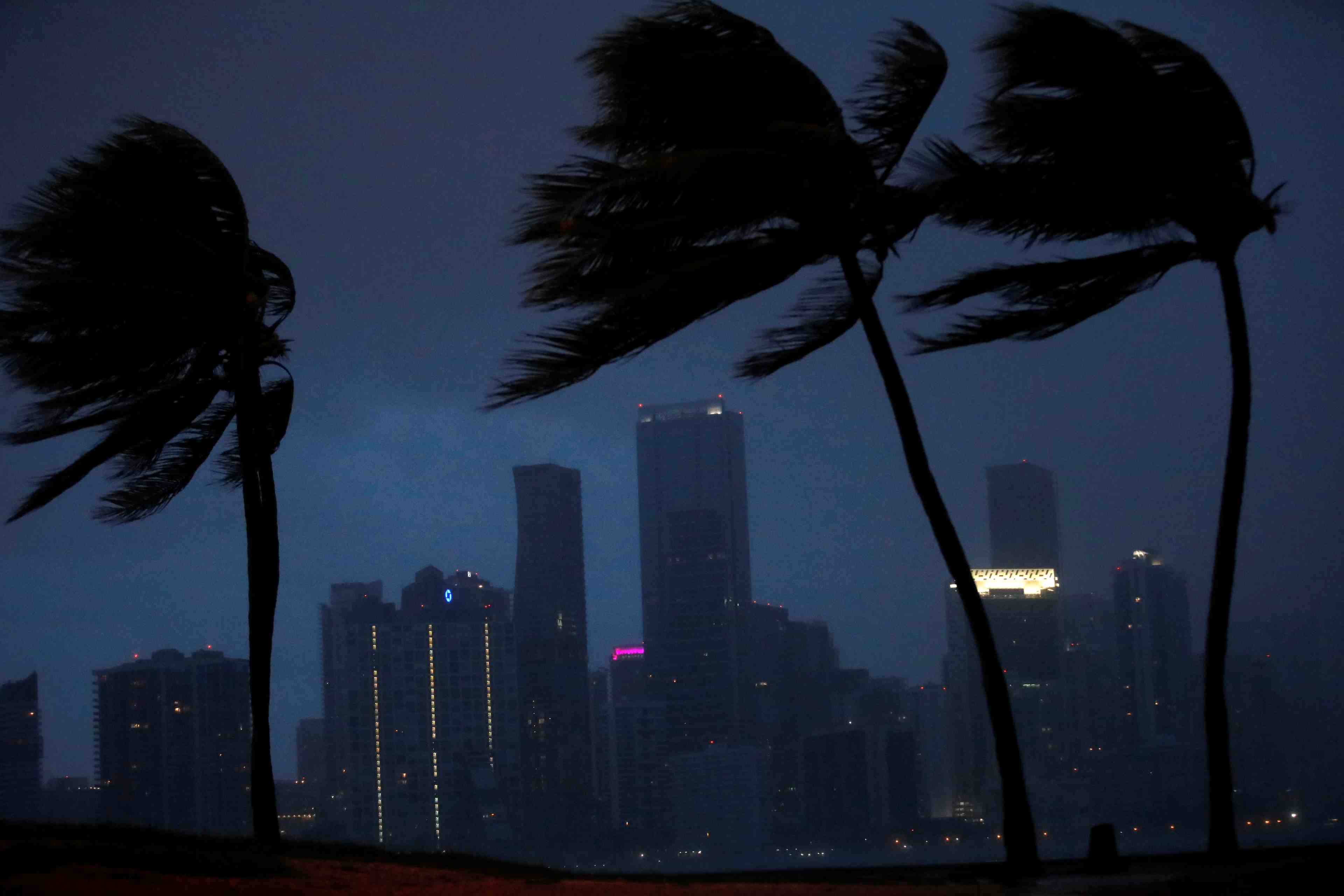 L'ouragan irma braque sa furie sur la floride