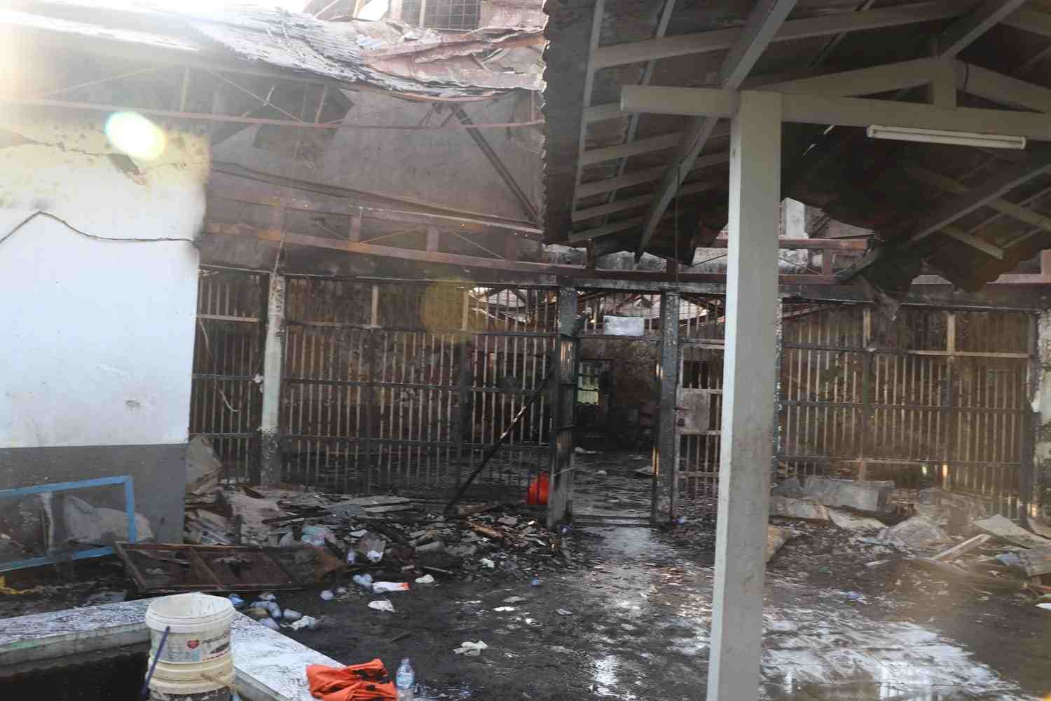 Indonesie: le bilan de l'incendie d'une prison surpeuplee revu a la hausse