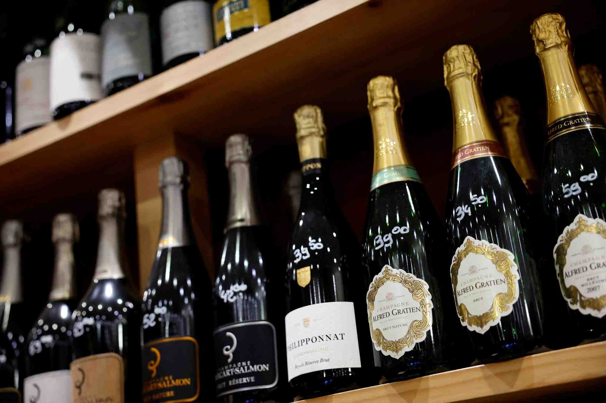 Des nouteilles de champagne dans un caviste a paris