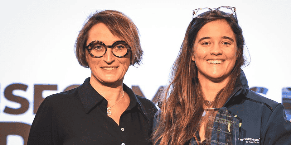 La directrice d'Engie en Nouvelle-Aquitaine Sabine Devynck a remis le prix Transition écologique à Florence Plumacker de Beyond the Sea.
