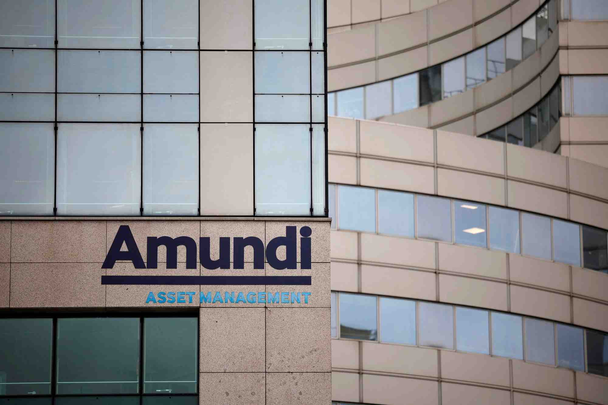 Logo d'amundi a l'exterieur du siege de la societe a paris