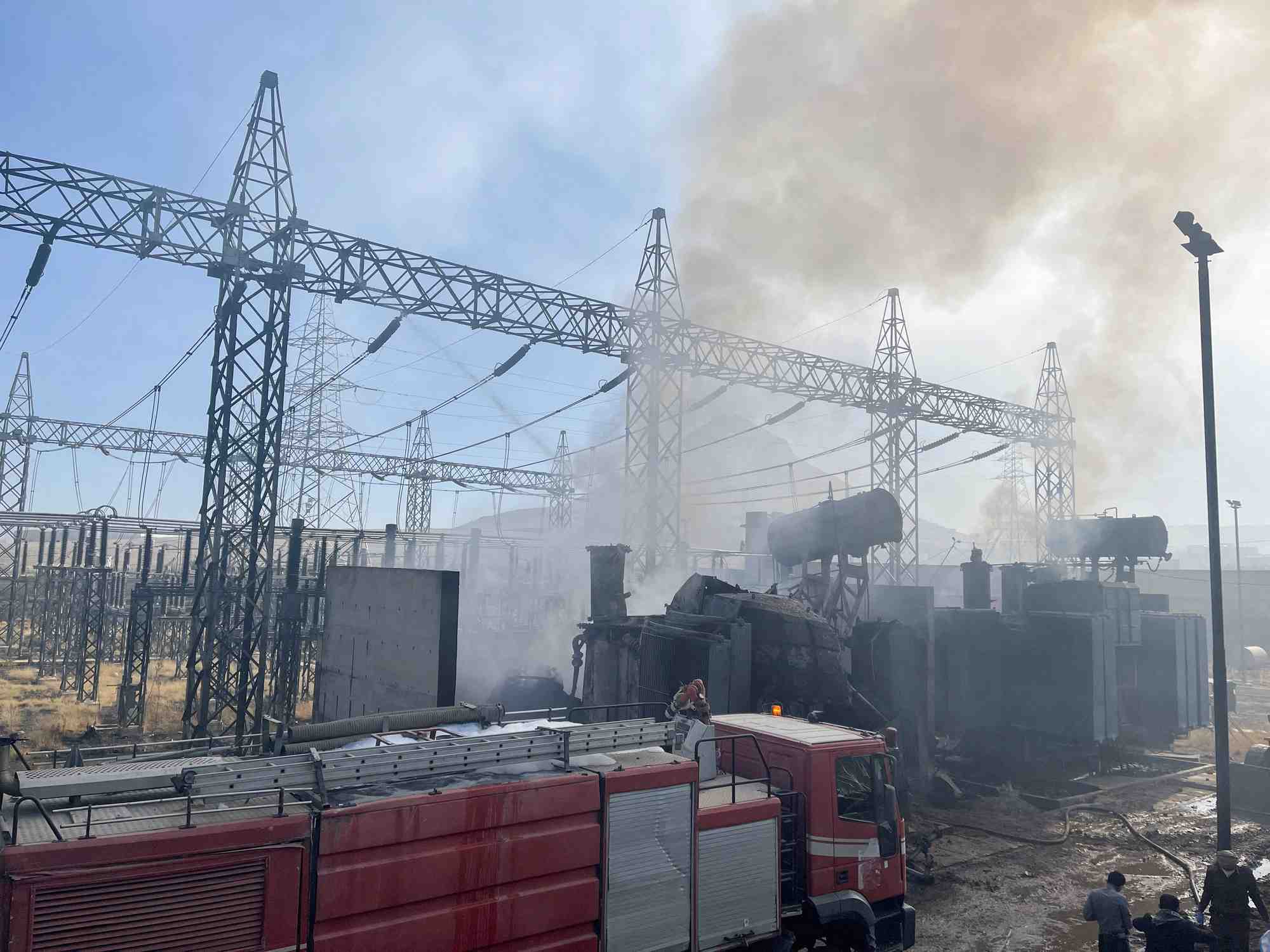 De la fumee s'eleve d'une centrale electrique suite a des frappes aeriennes israeliennes a sanaa