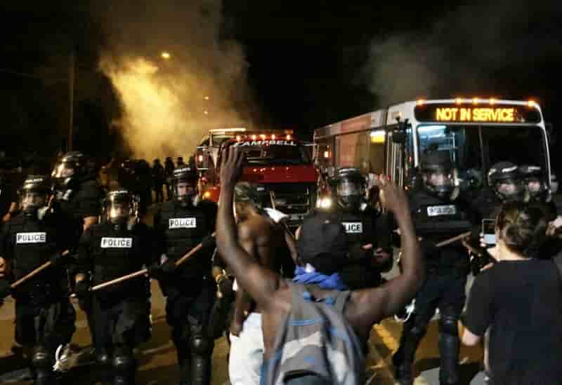 Violente manifestation a charlotte apres la mort d'un noir