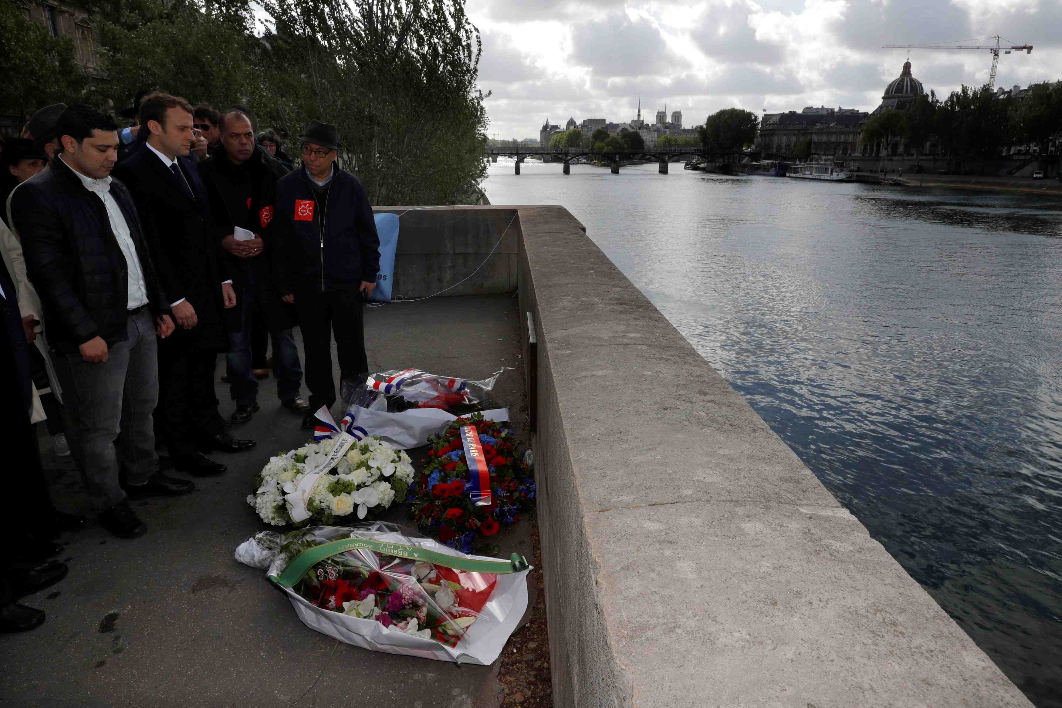 Hommage de macron a un marocain assassine par des skinheads