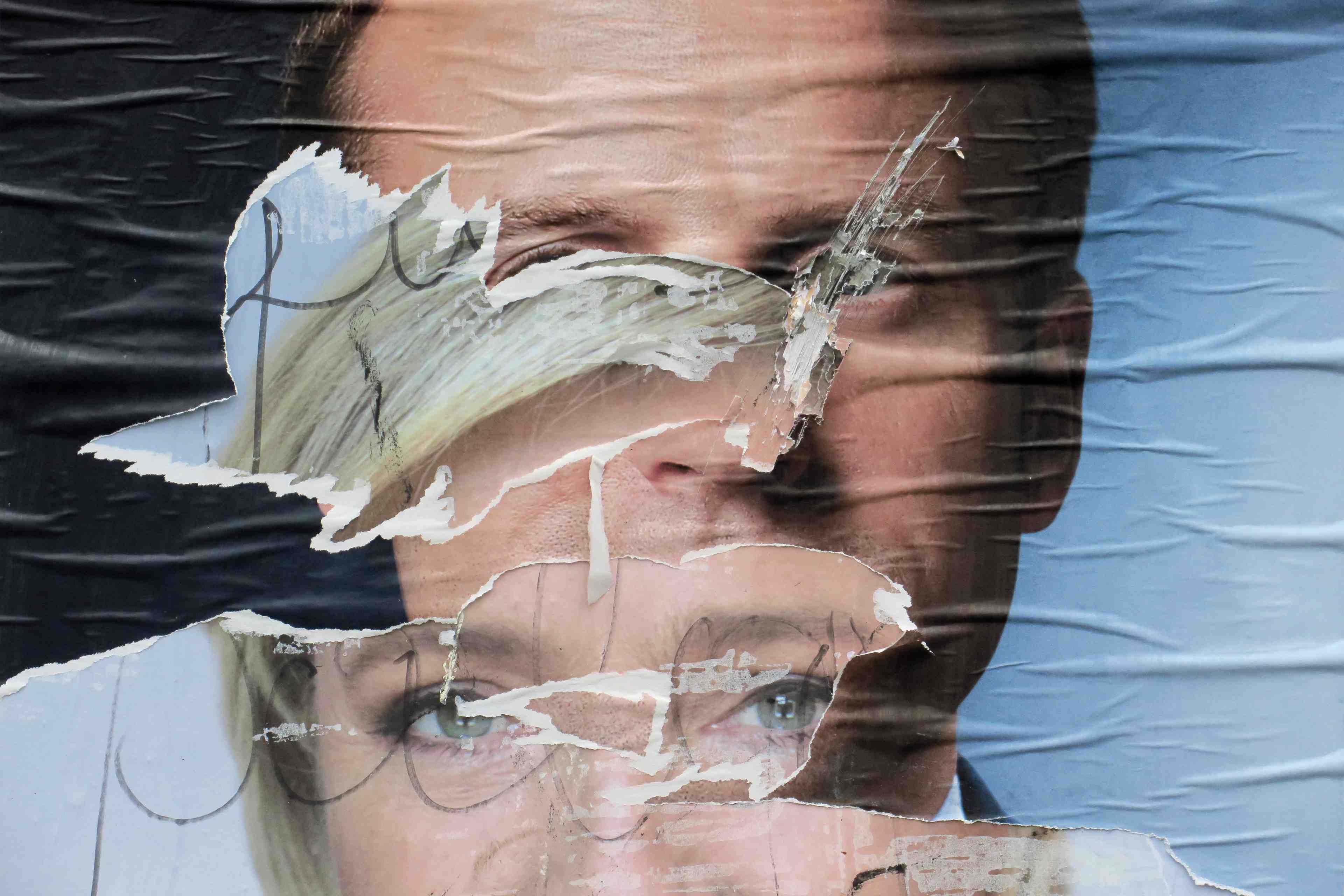 Le fn se plaint de bulletins de marine le pen dechires