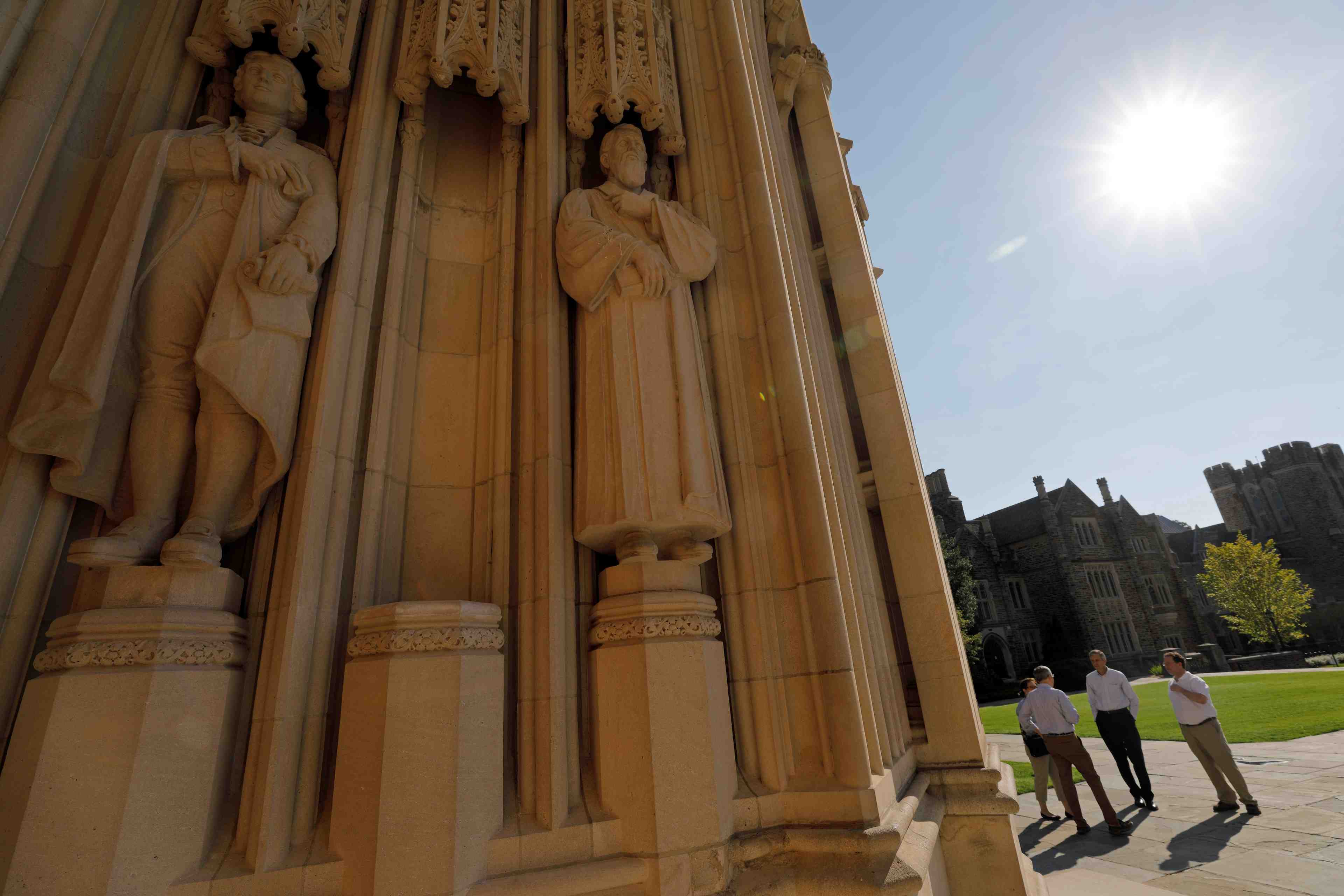 Une statue sudiste retiree du campus de duke en caroline du nord