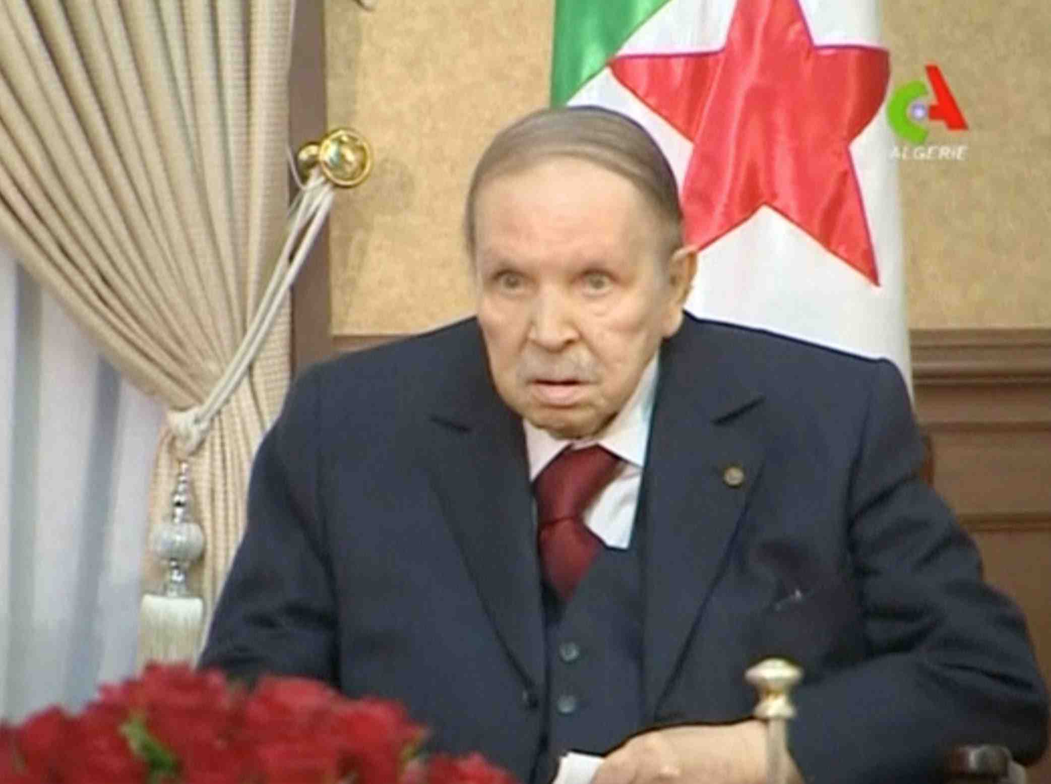 Bouteflika: une nouvelle constitution sera soumise a referendum