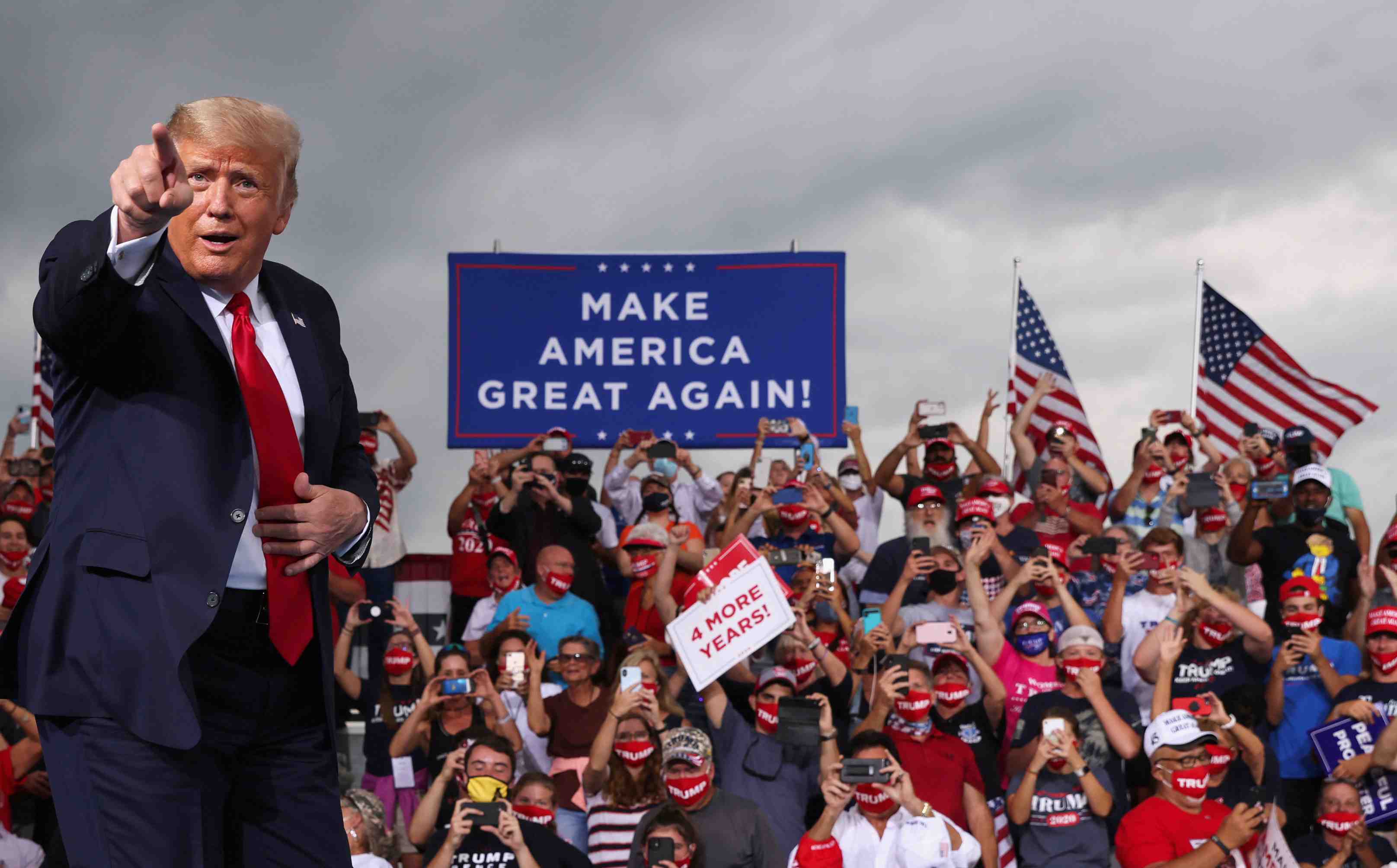 L'equipe de trump a leve 210 millions de dollars en aout, loin derriere biden