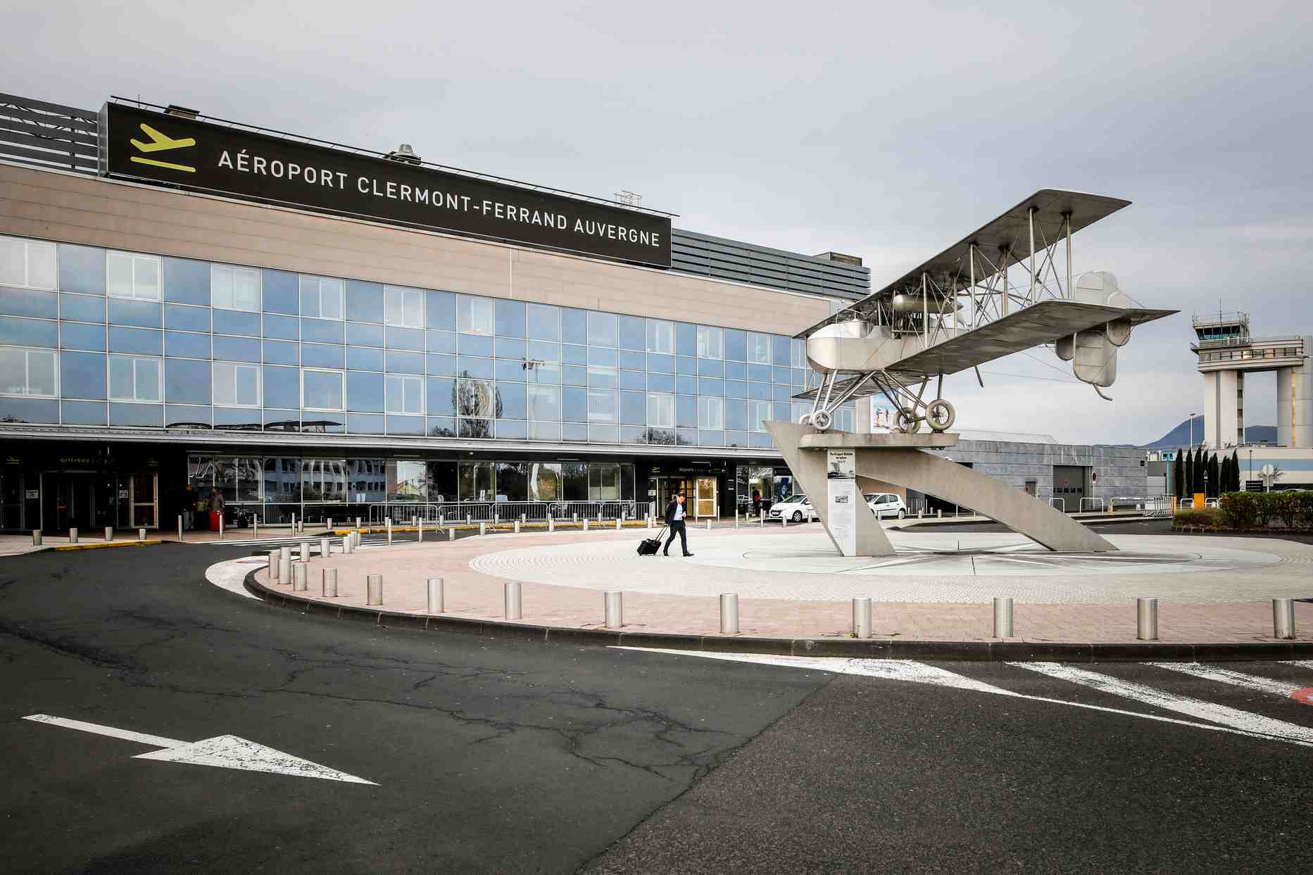 L'association Objectif Capitales, regroupant le milieu économique et les décideurs publics clermontois, milite pour une reprise de la ligne entre Clermont-Ferrand et Paris Orly, à l'arrêt depuis 2021. La balance des coûts, économiques, en temps et en carbone, pose question.