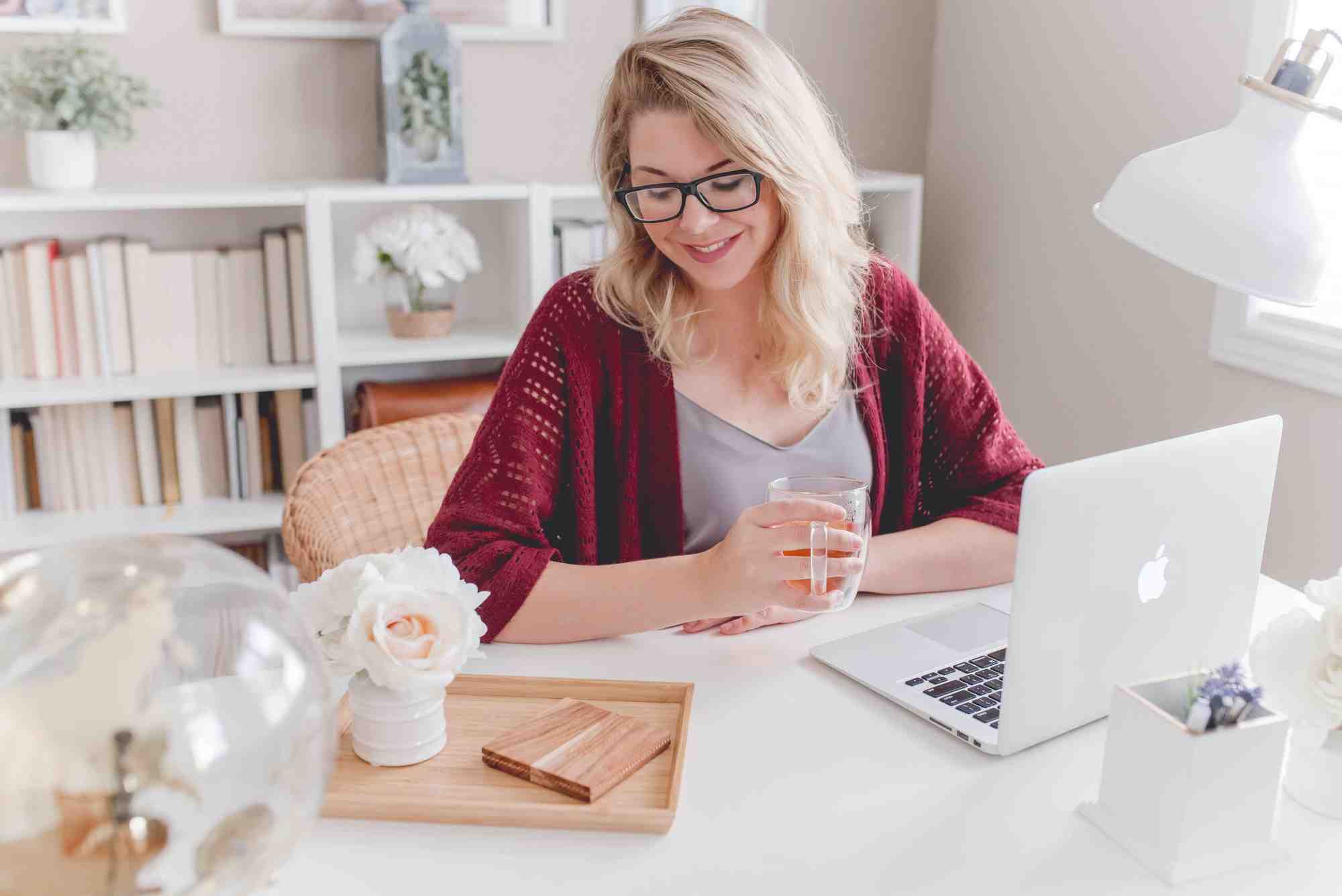 Femme travaillant devant son ordi