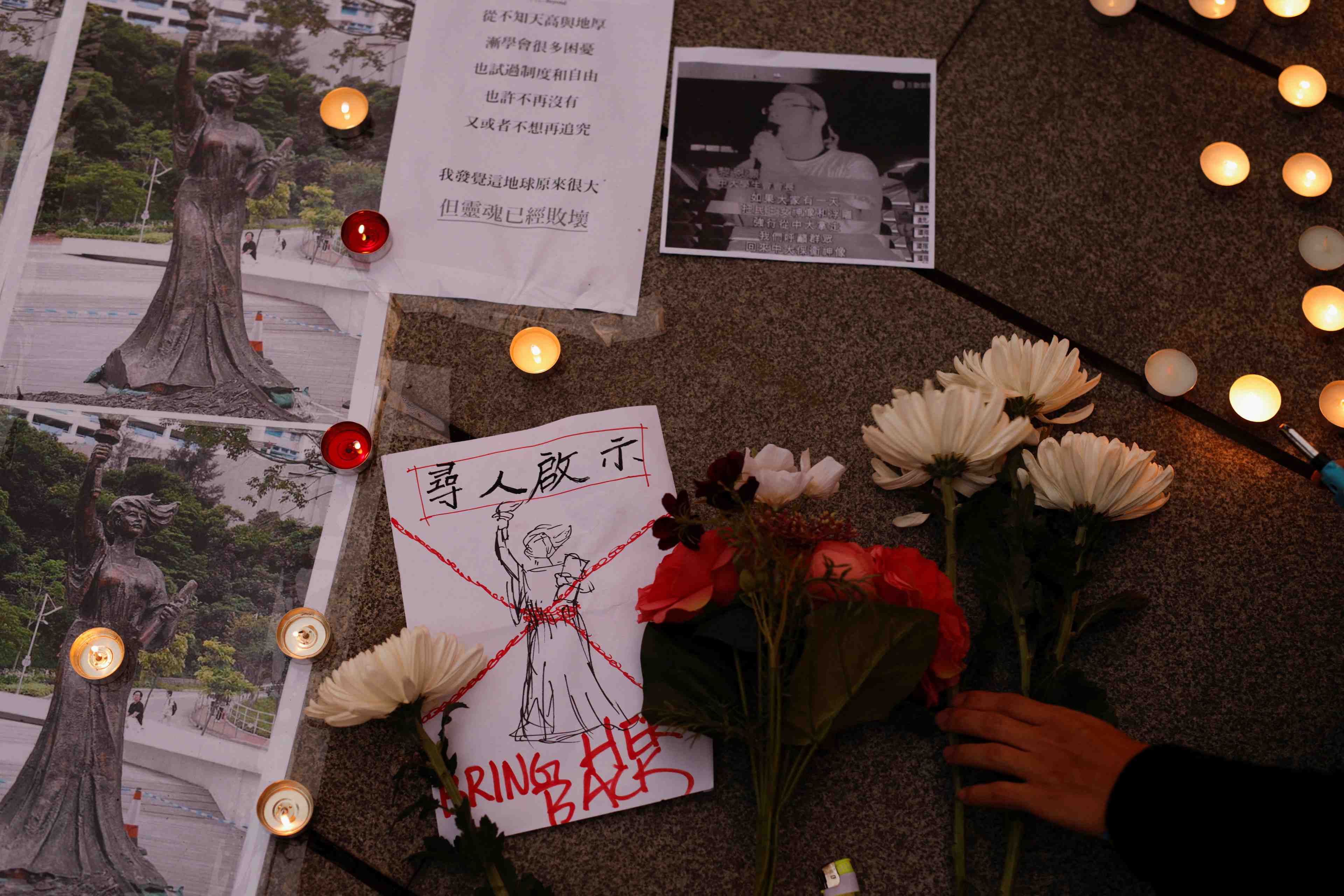 Hong kong deboulonne deux statues erigees en hommage a tiananmen