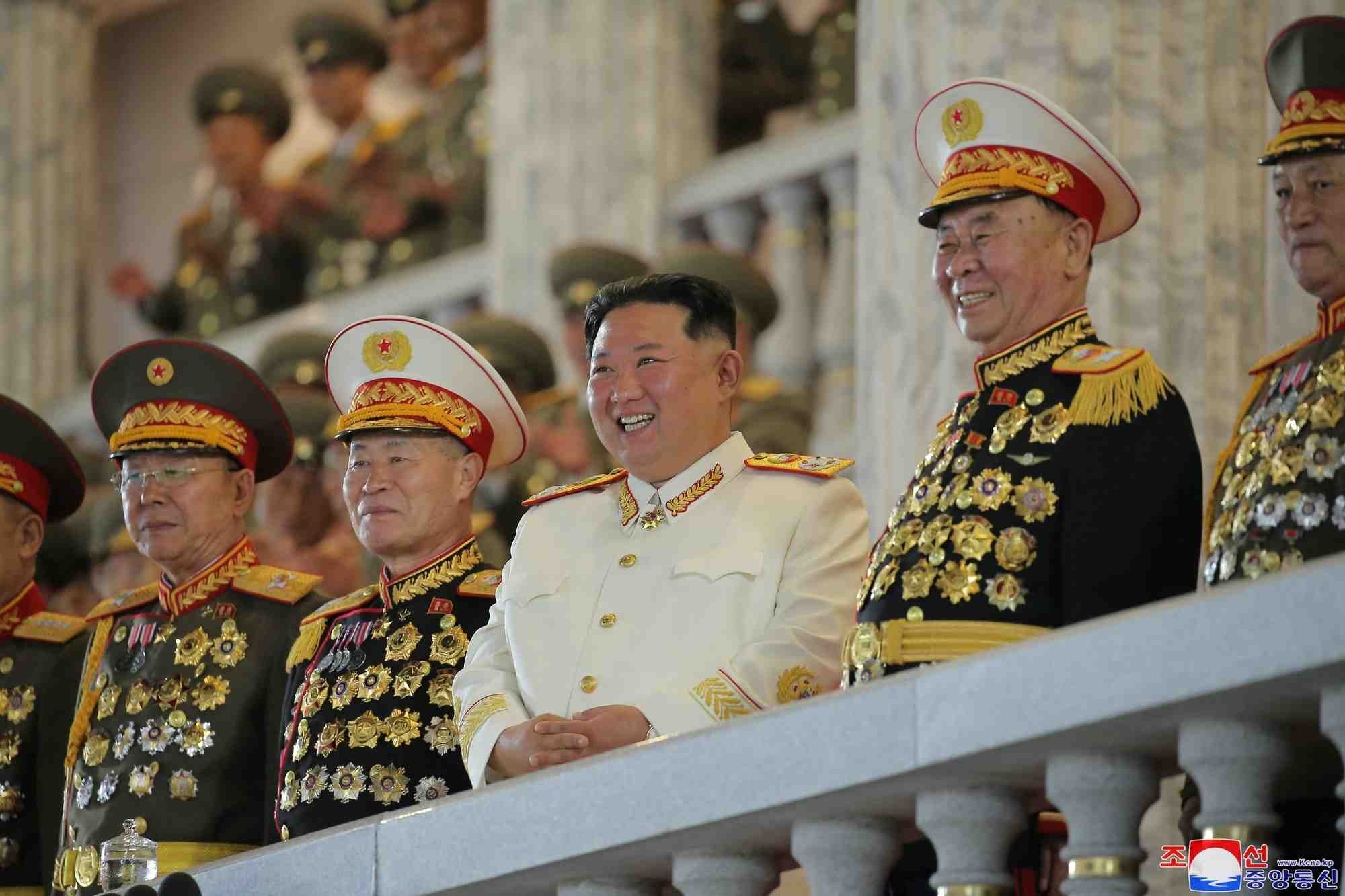 Pyongyang exhibe des missiles balistiques, promet de renforcer son arsenal nucleaire