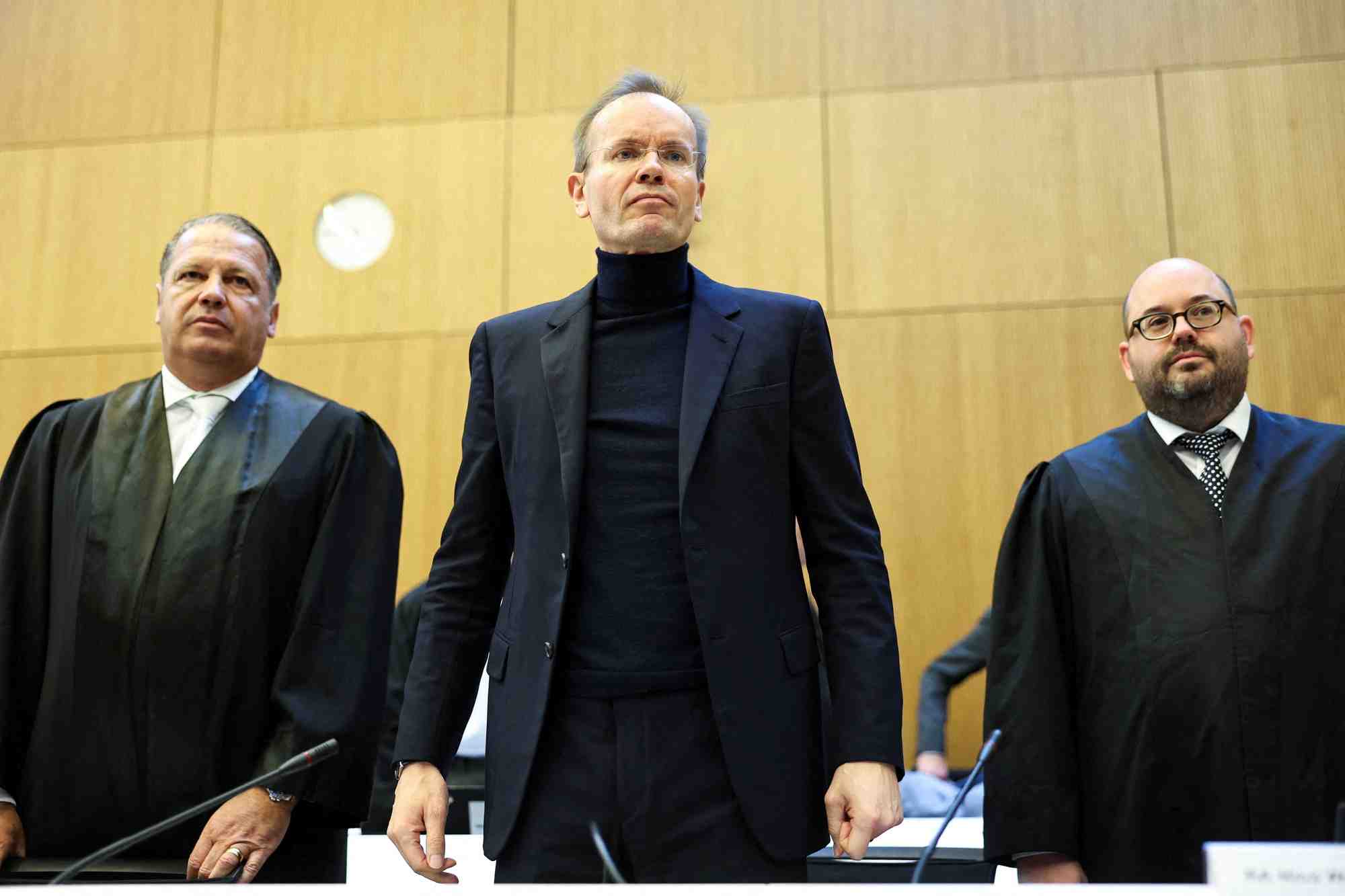 L'ancien president du directoire de wirecard  markus braun, et ses avocats, alors que s'ouvre le proces du fondateur du groupe a munich