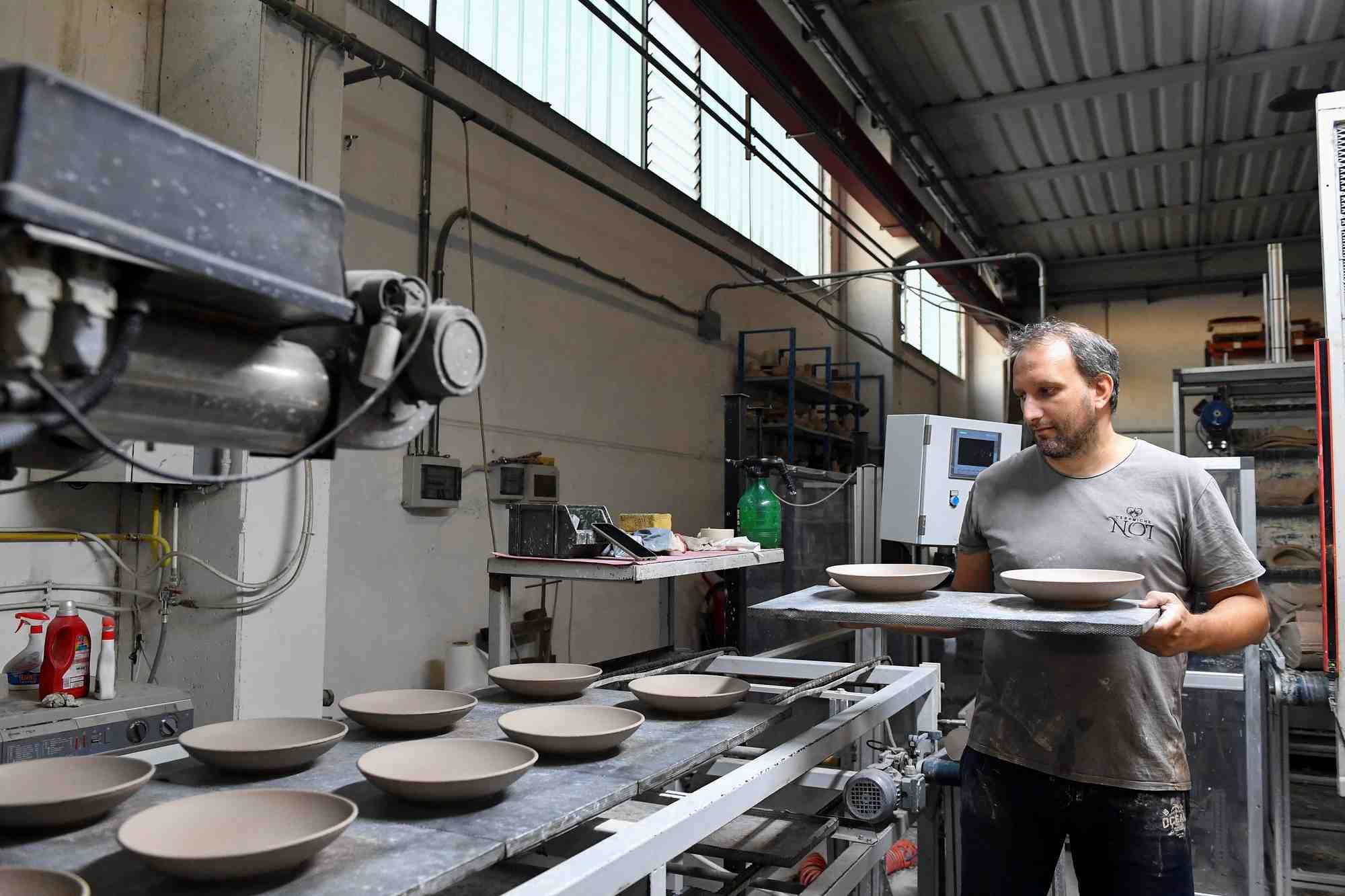 L'usine de ceramique ouvre au lever du soleil en raison de la hausse des couts de l'energie, a citta di castello