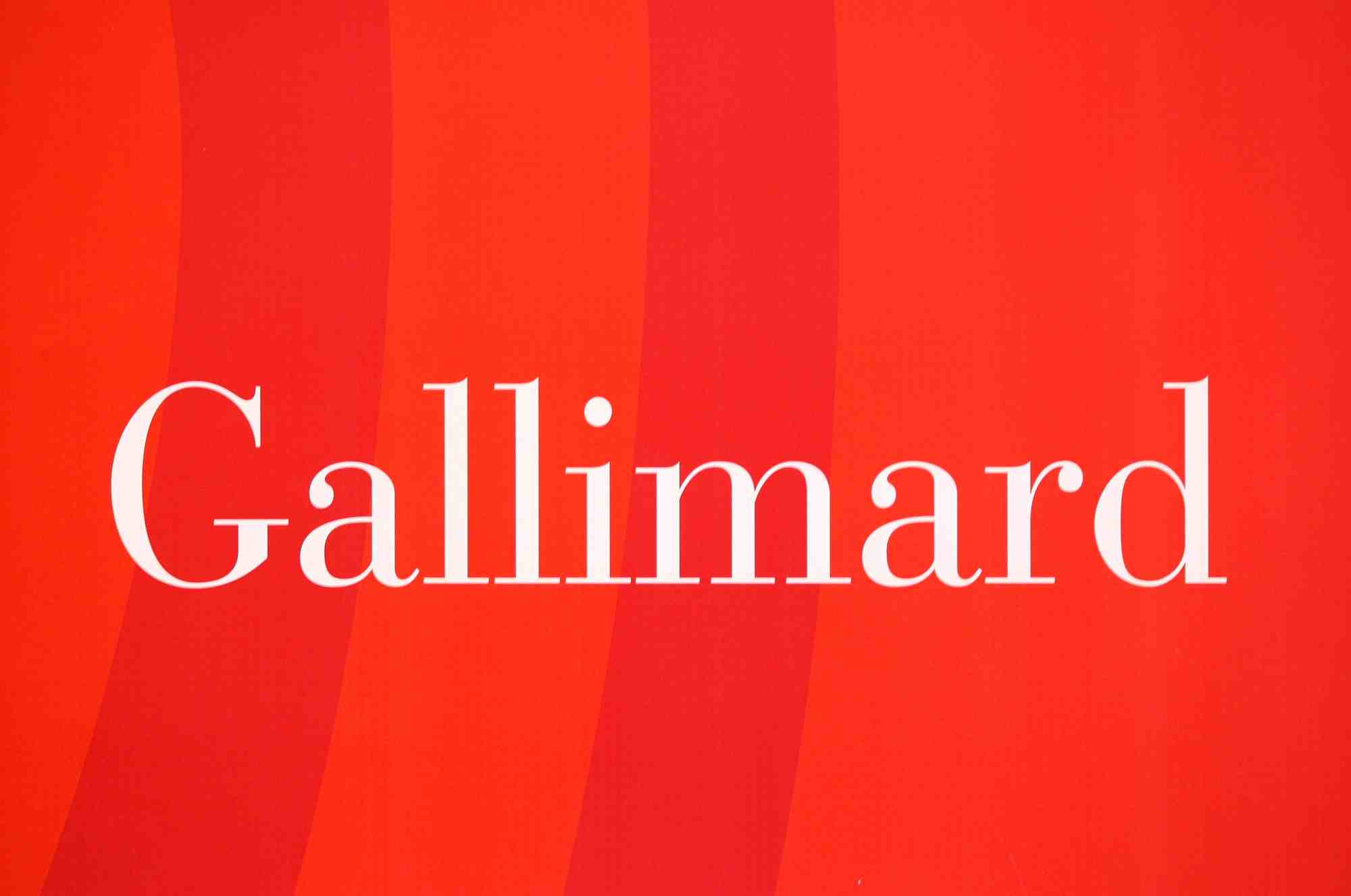 Le logo de la maison d'edition francaise gallimard, au salon du livre de paris