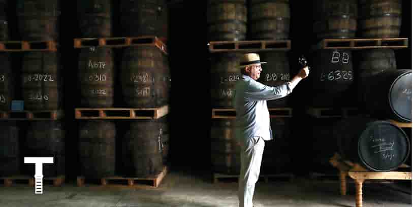 Ici, produire du rhum n’a rien d’une sinécure. « C’est un processus long, qui demande de la patience » explique Asbel Morales au milieu des chais. Si plus d’un milliard de verres d’Havana Club sont partagés chaque année dans 130 pays, c’est grâce à un petit miracle renouvelé chaque jour : celui mêlant innovation, low-tech et système D à la cubaine dans le cadre contraint du « bloqueo », cet embargo économique, commercial et financier mis en place depuis 1962 à l’égard de Cuba par les États-Unis.