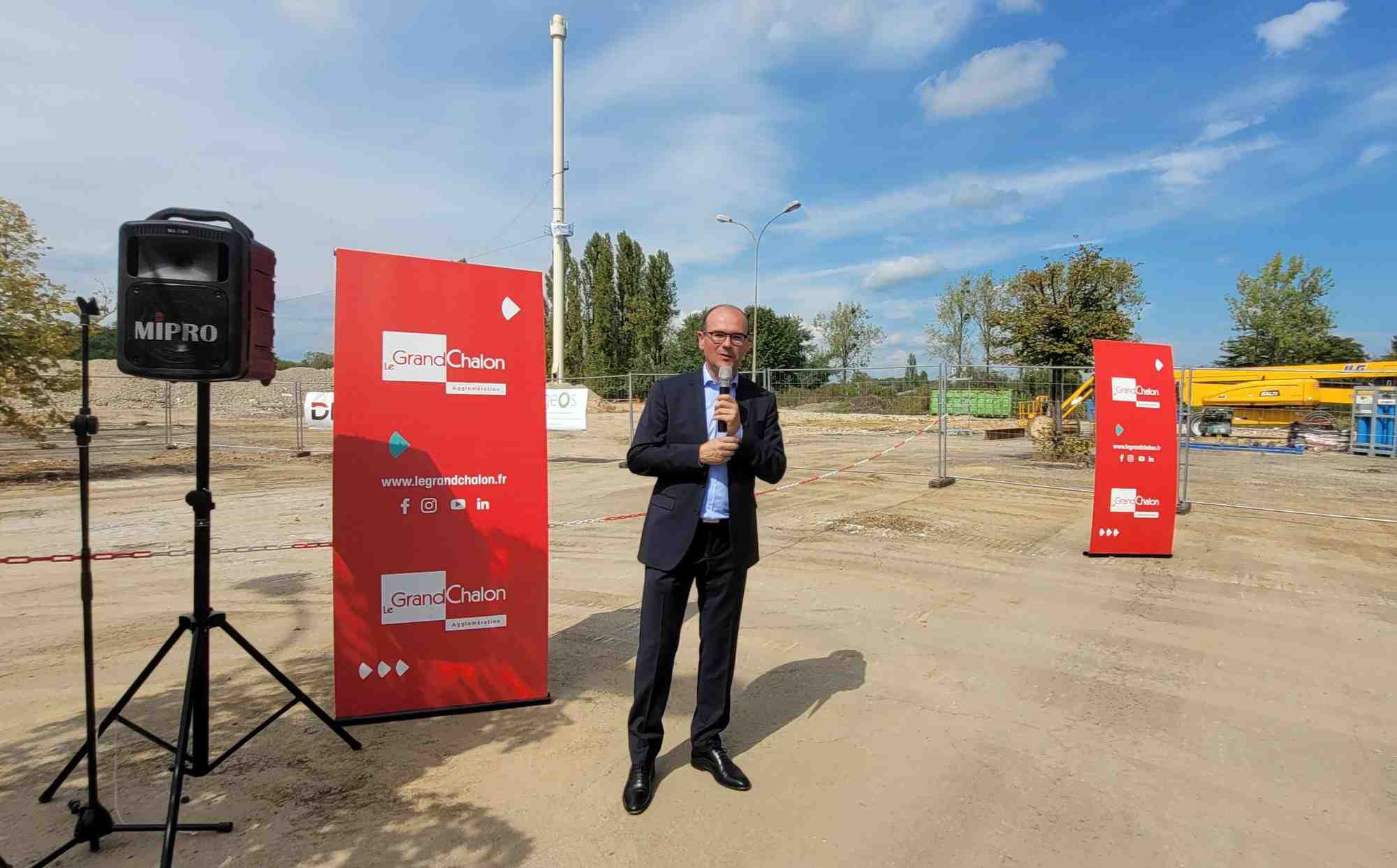 Sébastien Martin, Président d’Intercommunalités de France et Président du Grand Chalon, devant la dernière cheminée de l’ancienne usine Nordéon (ex Philipps)