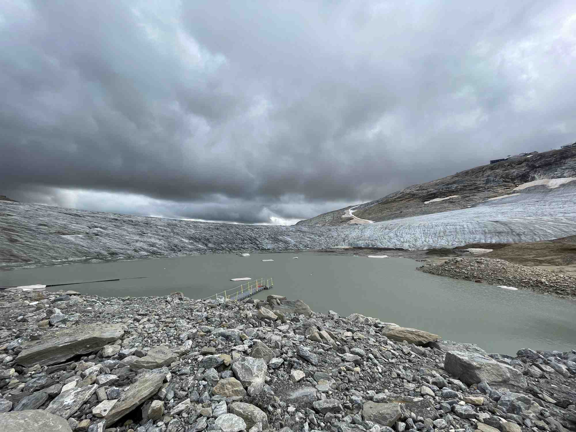 Situé en amont de la commune de Tignes (Savoie), qui héberge l'un des plus importants barrages hydroélectriques d'Europe, le lac du Rosolin fait l'objet d'une nouvelle série de travaux de sécurisation depuis cet été.
