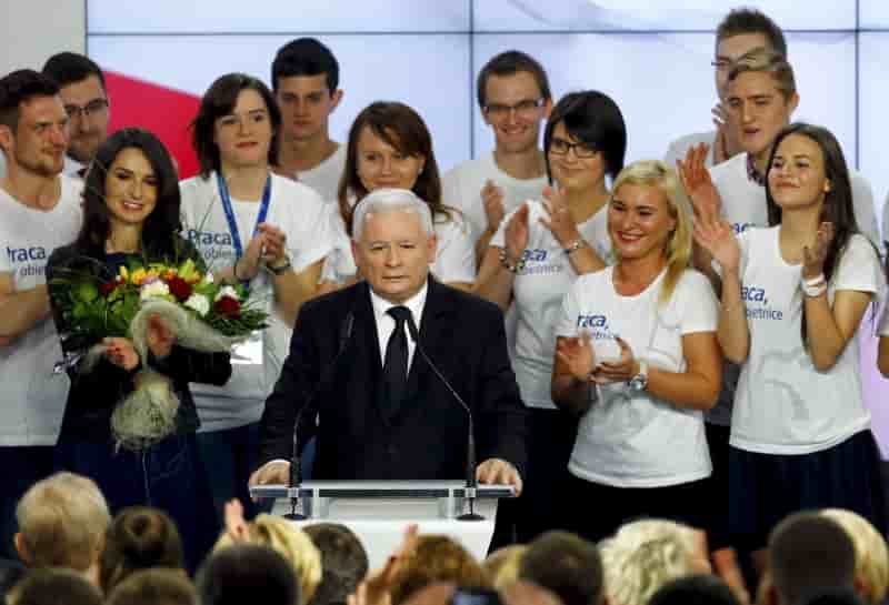 Le parti droit et justice arrive en tete des legislatives en pologne