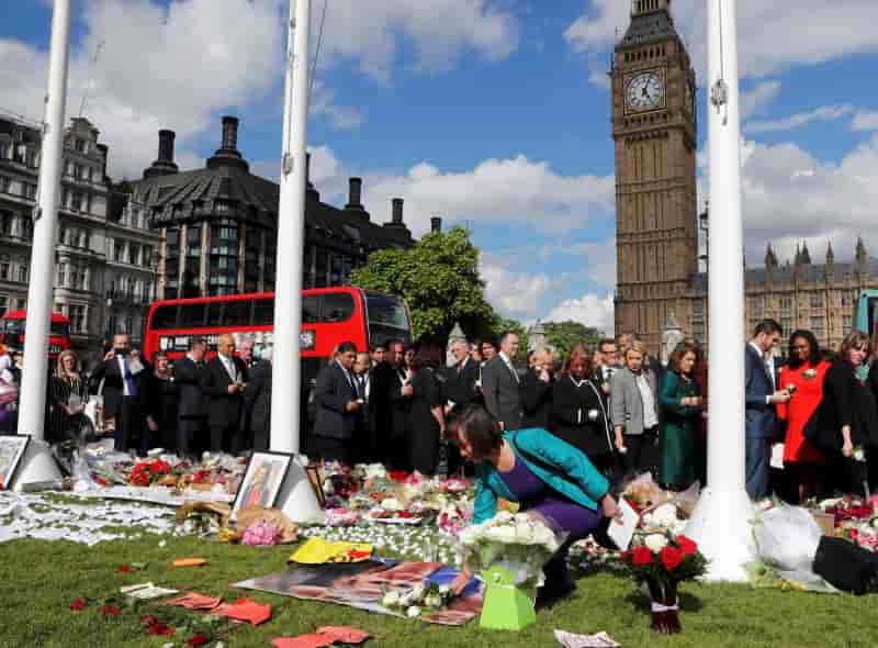 Hommage du parlement britannique a la deputee pro-europeenne tuee