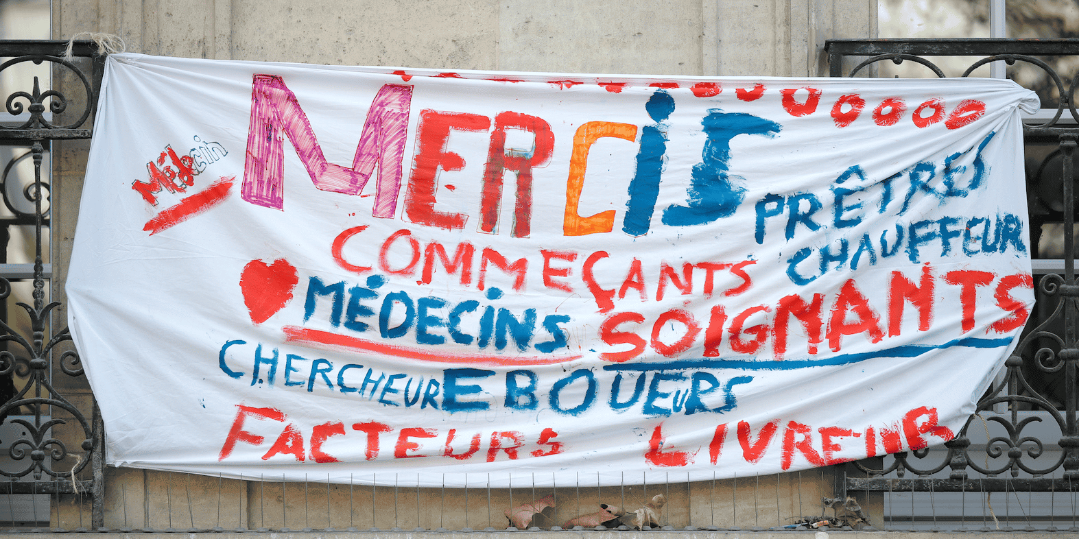 Tous les registres de la conviction peuvent être mobilisés pour persuader les salariés de renoncer à exercer leur droit de retrait : l'hommage d'abord (« vous êtes formidable et admirable »), l'exhortation ensuite (« la France a besoin de vous » ; « nous sommes en guerre et devons demeurés mobilisés et solidaires ») et l'incitation financière par le versement de la prime Macron de 1.000 euros, décidée en particulier par certaines grandes enseignes de la distribution.
