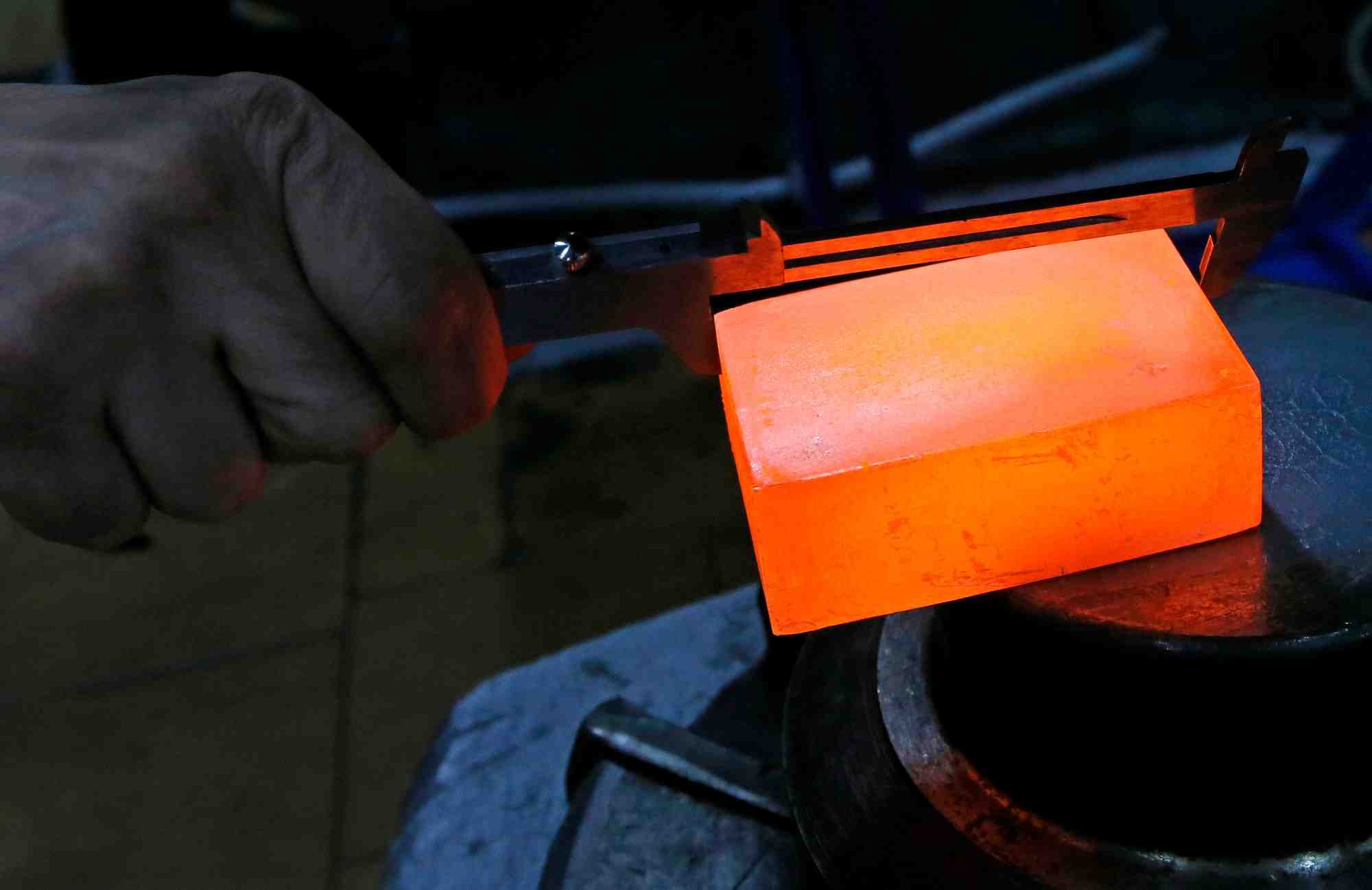 platinum ingot, platine, lingot, fonderie, Russie, Krastsvetmet