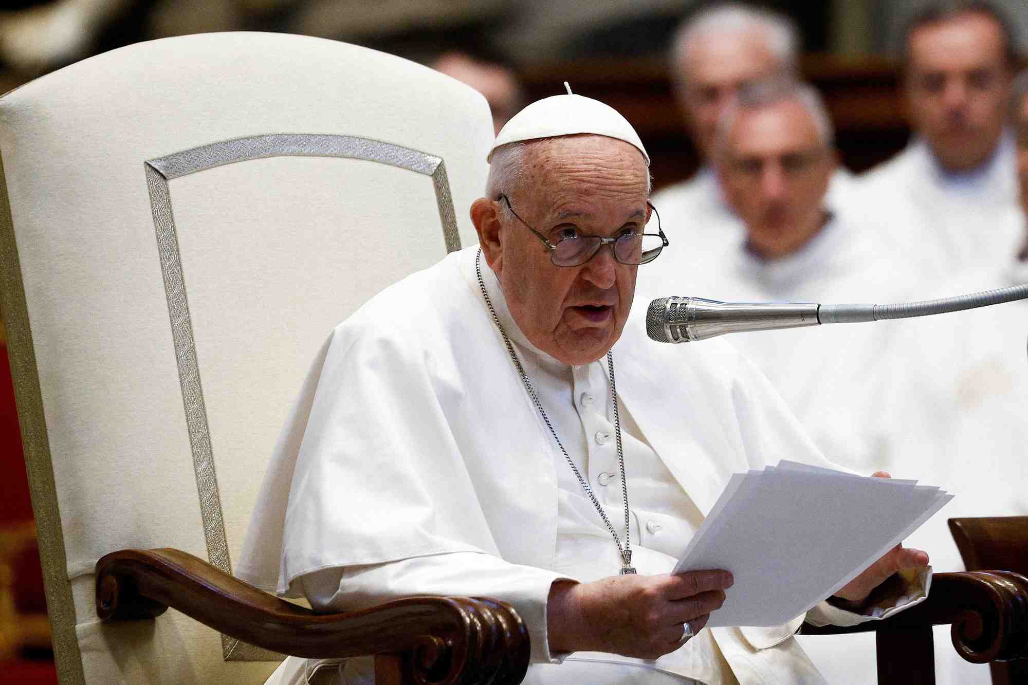 Le pape francois se rencontre avec des pelerins dans la basilique saint-pierre, au vatican