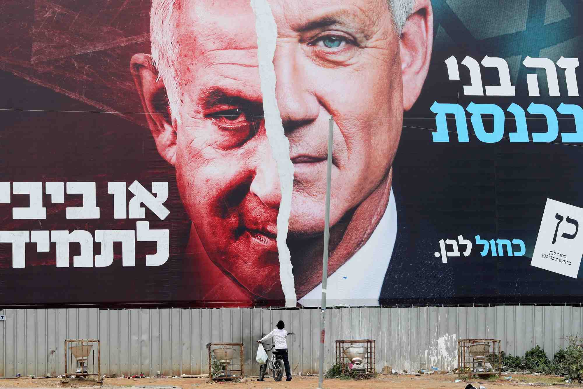 Une affiche electorale montrant benjamin netanyahu et benny gantz