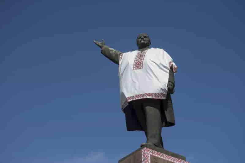 La derniere grande statue de lenine abattue en ukraine