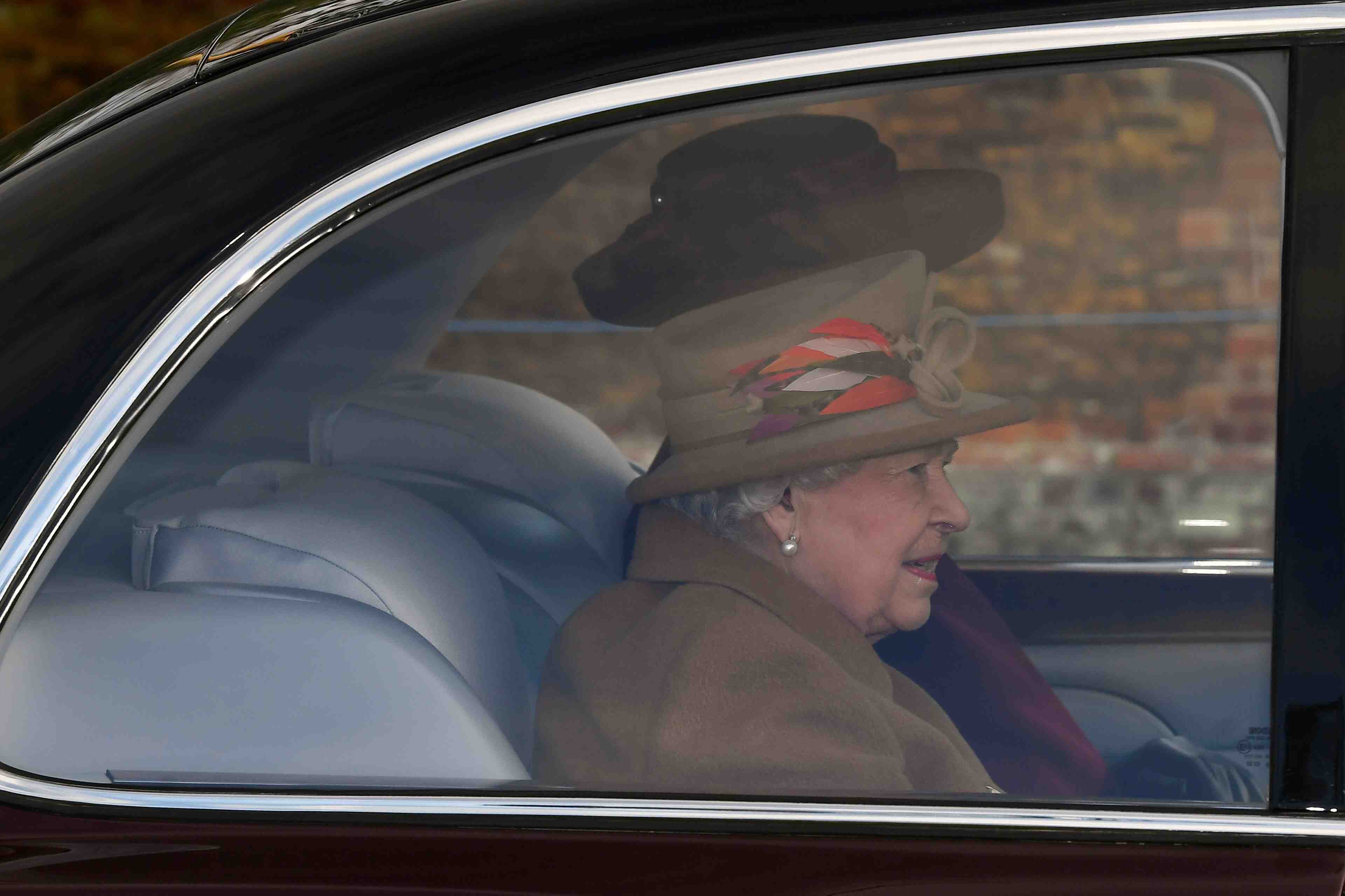 Grande-bretagne: elizabeth ii convoque une reunion de "crise" a buckingham