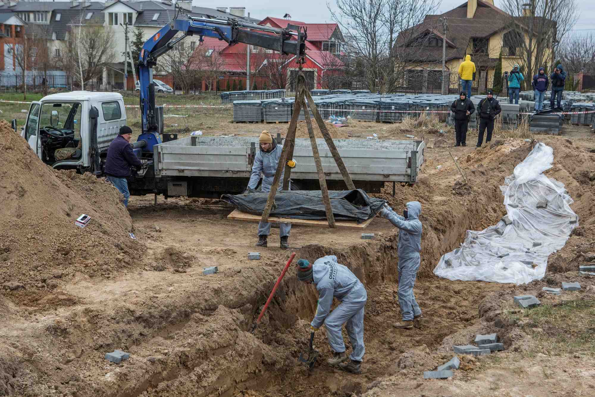 Trois corps retrouves a boutcha, executes par les russes selon kyiv