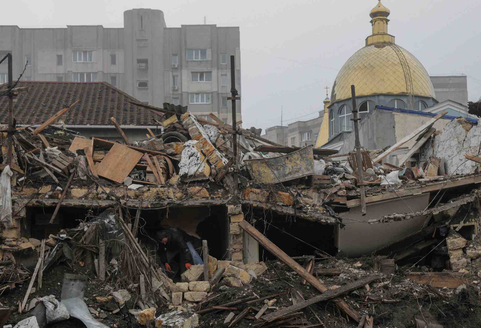 Immeuble residentiel detruit par un tir de missile russe, lors de l'attaque de la russie contre l'ukraine, a odesa