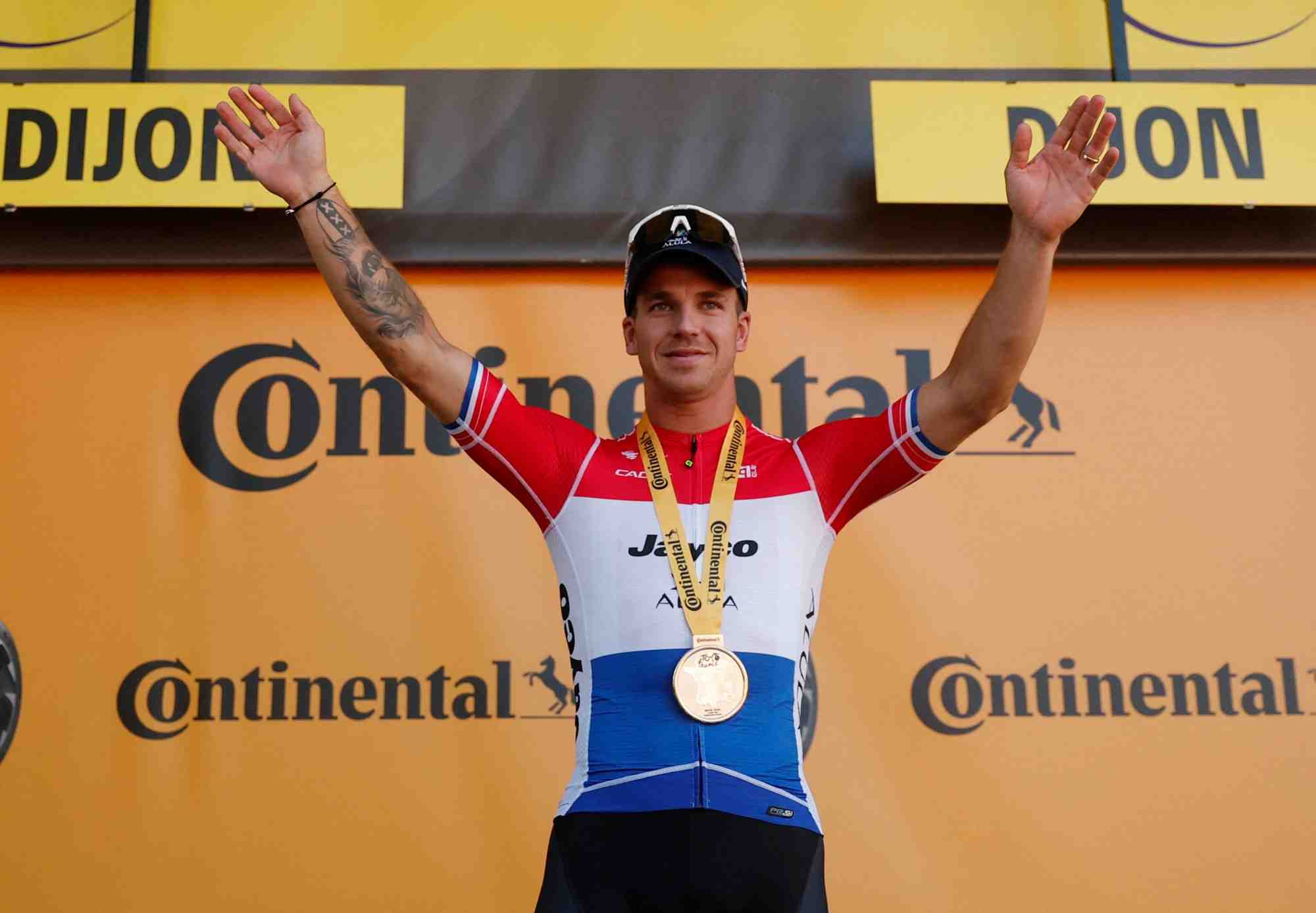 Dylan groenewegen de l'equipe jayco alula apres avoir remporte la 6e etape du tour de france, a macon