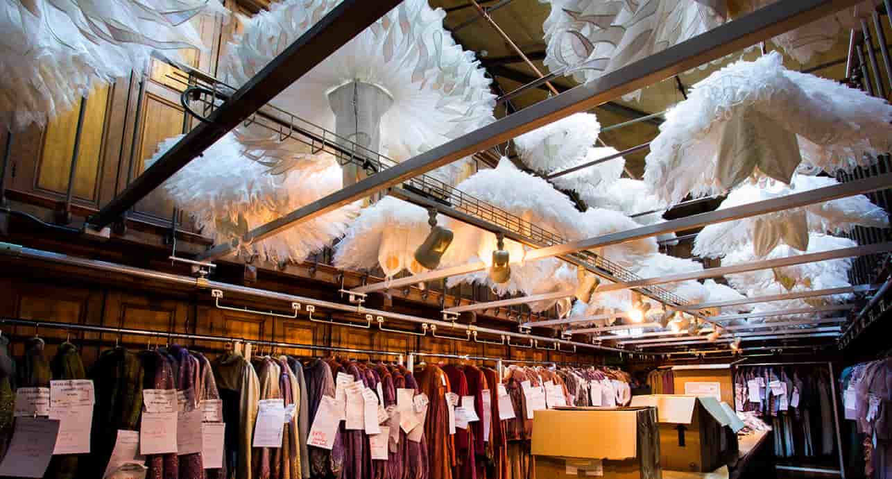 Les ateliers couture de l’Opéra de Paris regroupent l’atelier tailleur (costumes hommes) et l’atelier « flou » (costumes femmes).