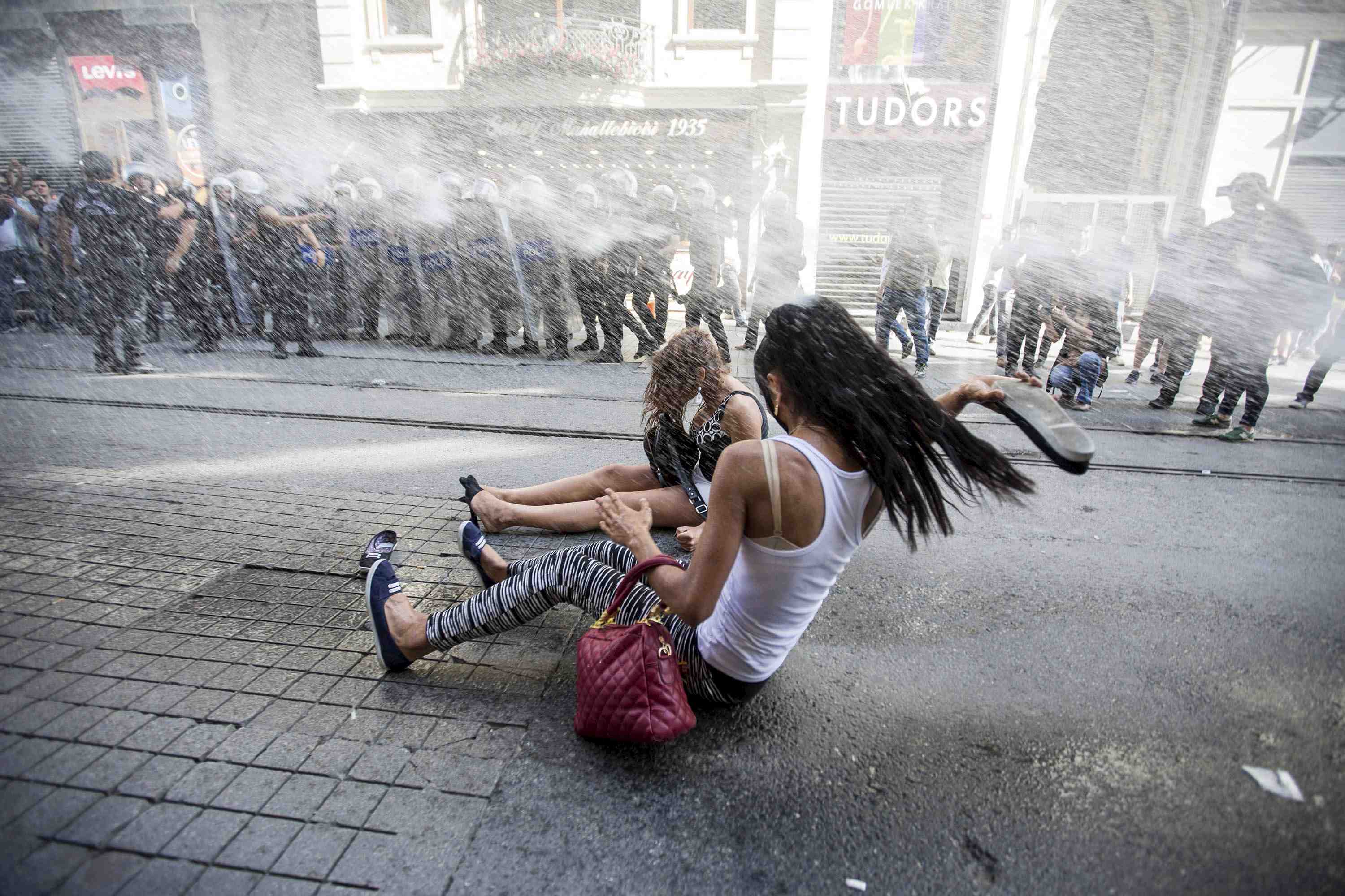 La police disperse la gay pride a istanbul